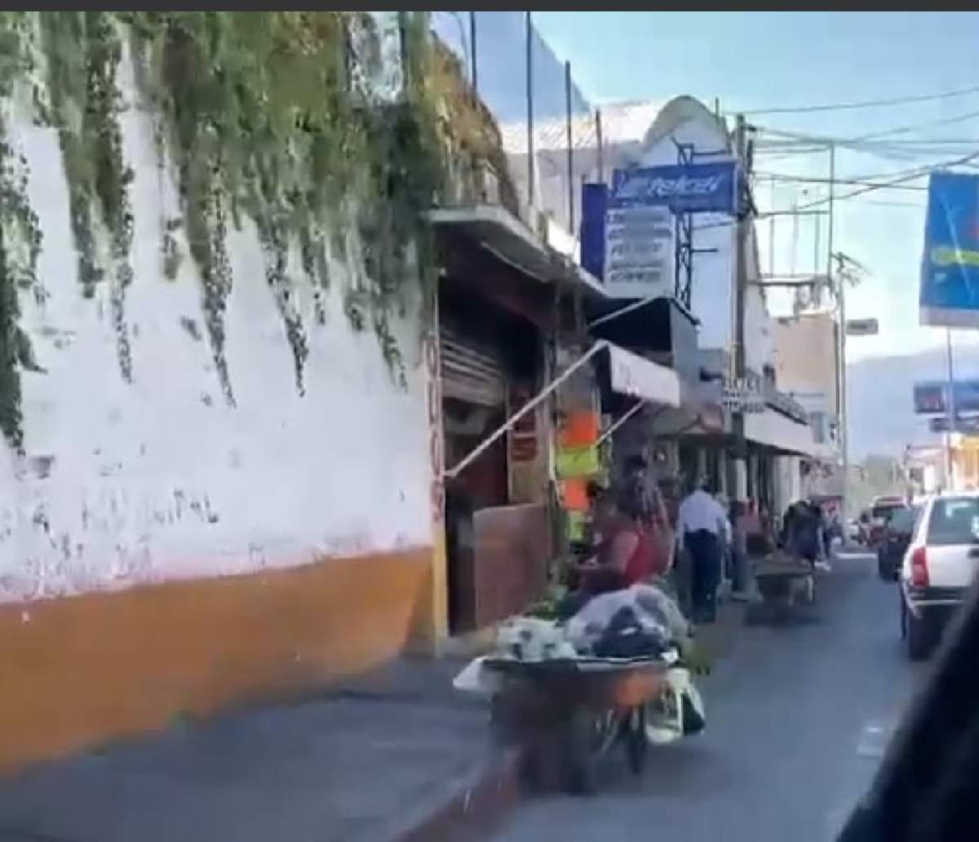 Permanente, la invasión de banquetas en Puente de Ixtla