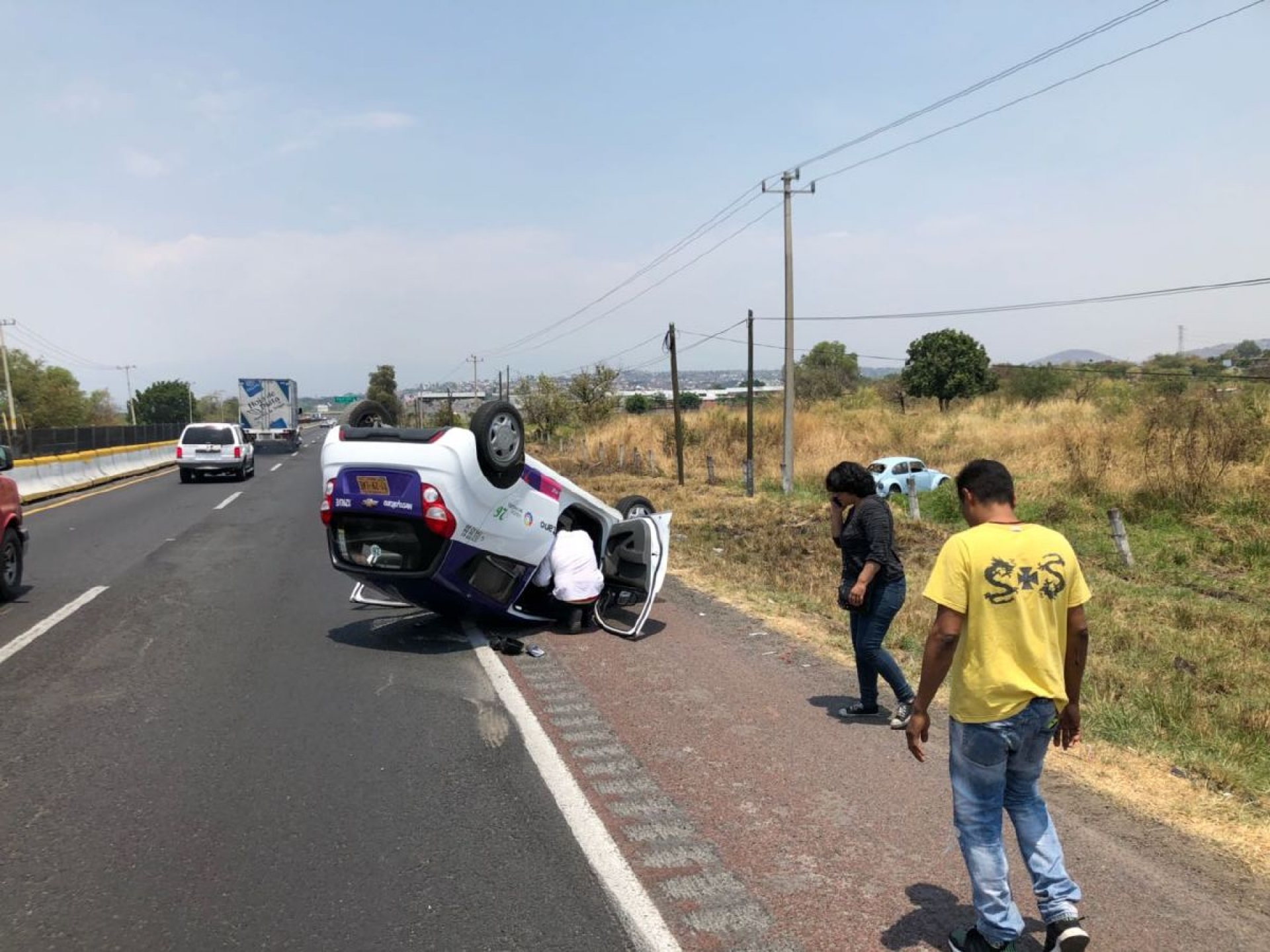 Un taxista resultó herido al volcar su vehículo