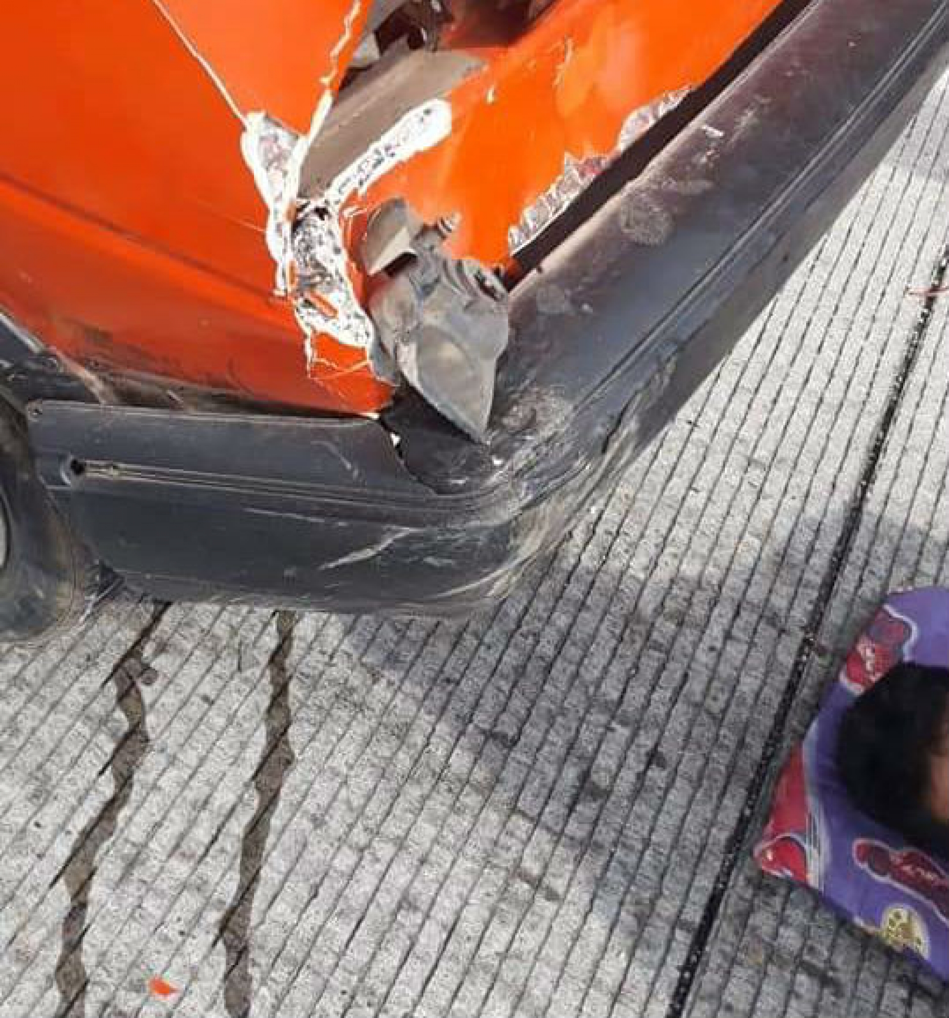 Se registra accidente de motocicleta y automóvil en el paso exprés
