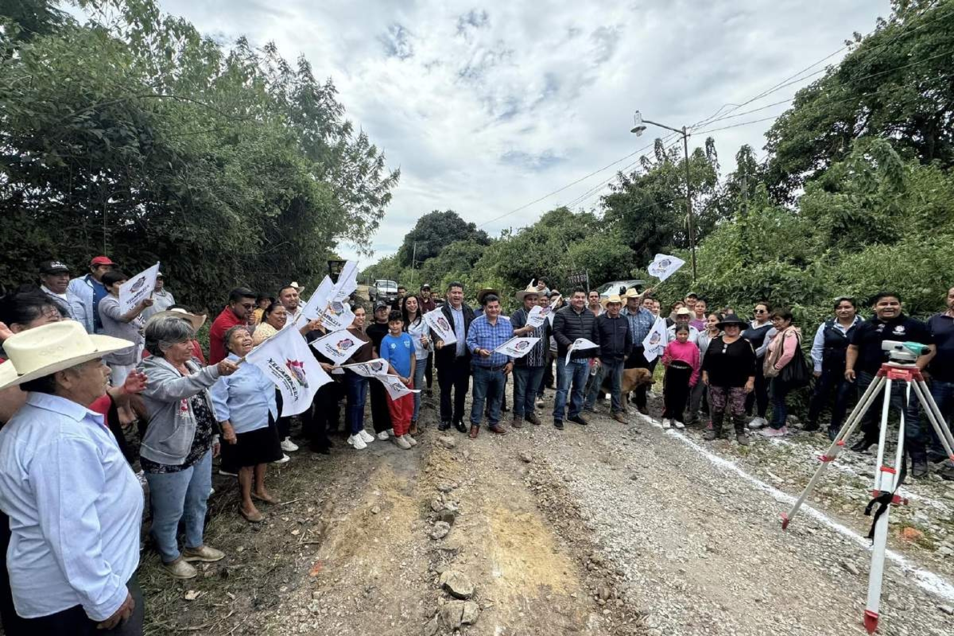Dan banderazo de inicio a pavimentación de camino en Achichipico