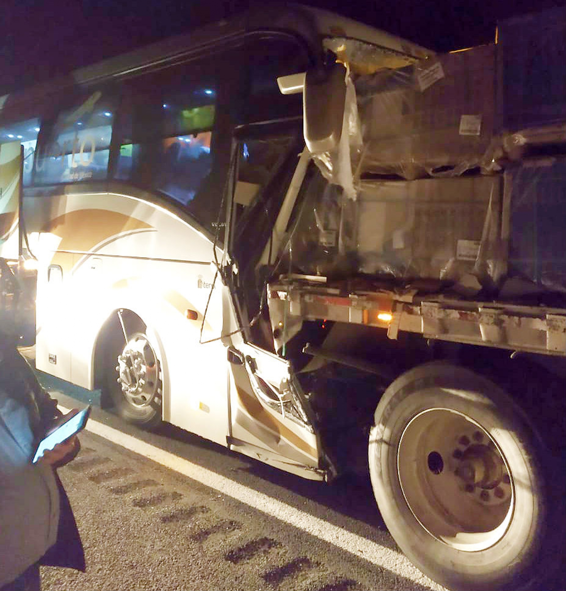 Dos muertos y 15 heridos en accidente de autobús y tráiler, en autopista México-Cuernavaca