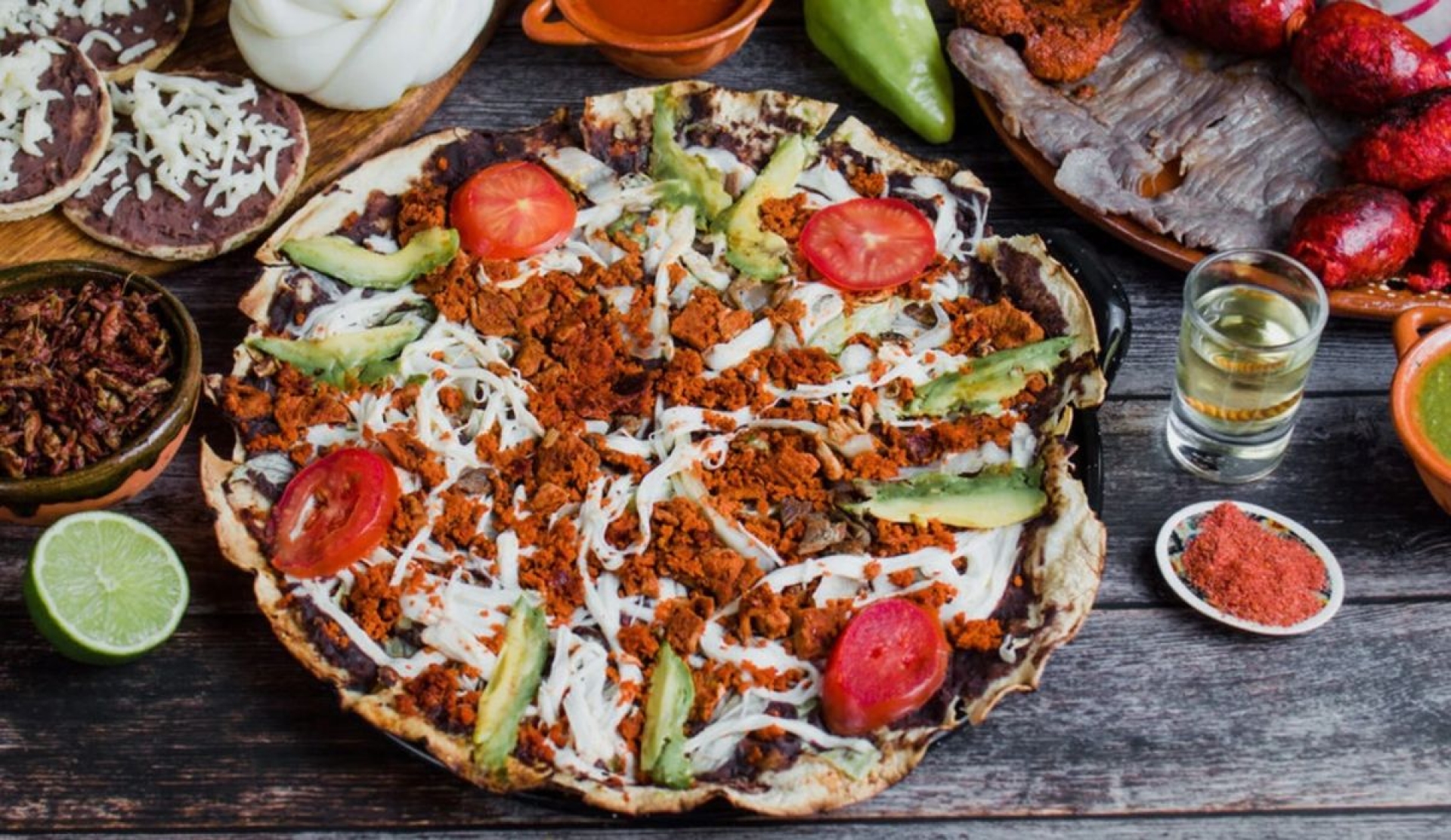 Celebra fiestas patrias con una deliciosa tlayuda oaxaqueña en tu mesa