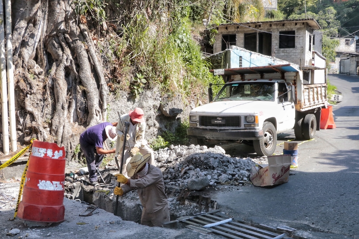 Repara gobierno ciudadano baches y alcantarillas de manera permanente