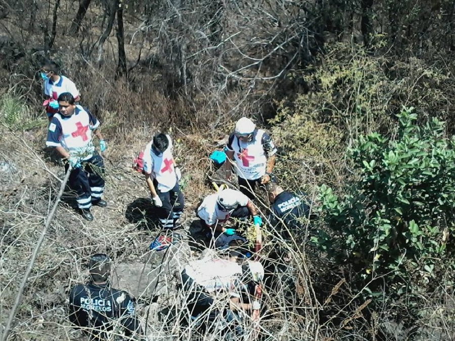 Cayeron a una barranca con todo y moto