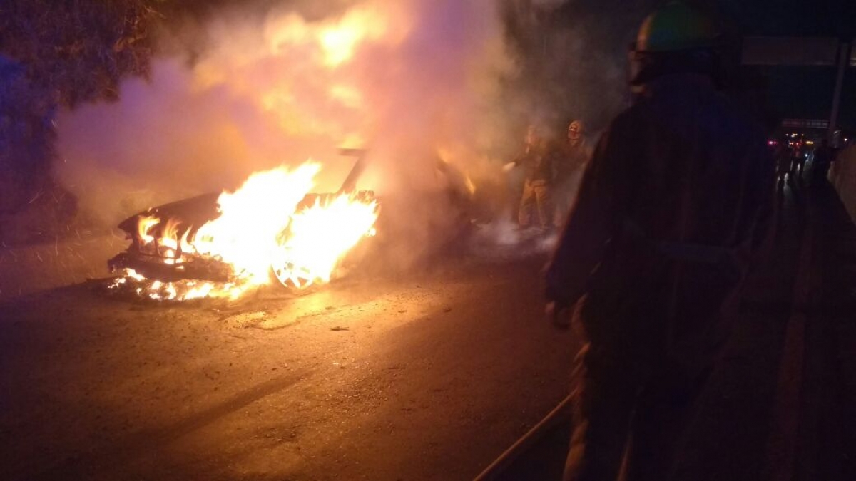¡Se incendió un auto! en la México-Acapulco a la altura de la colonia Palmira