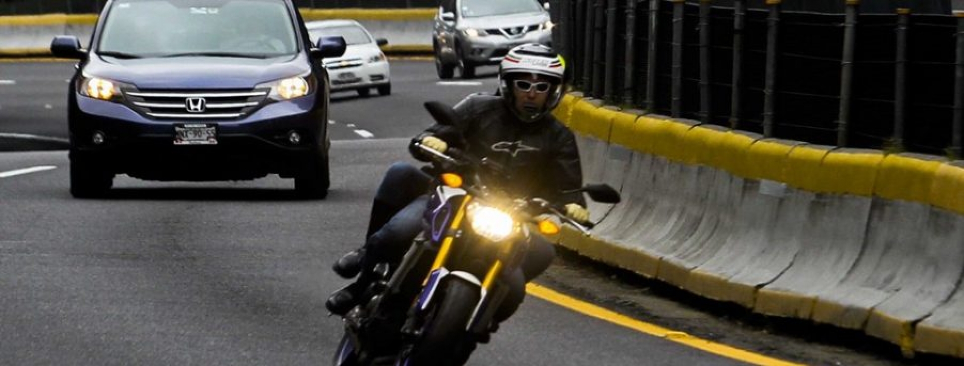 Si una moto atrás de ti te quiere rebasar, ¿debes hacerle espacio?