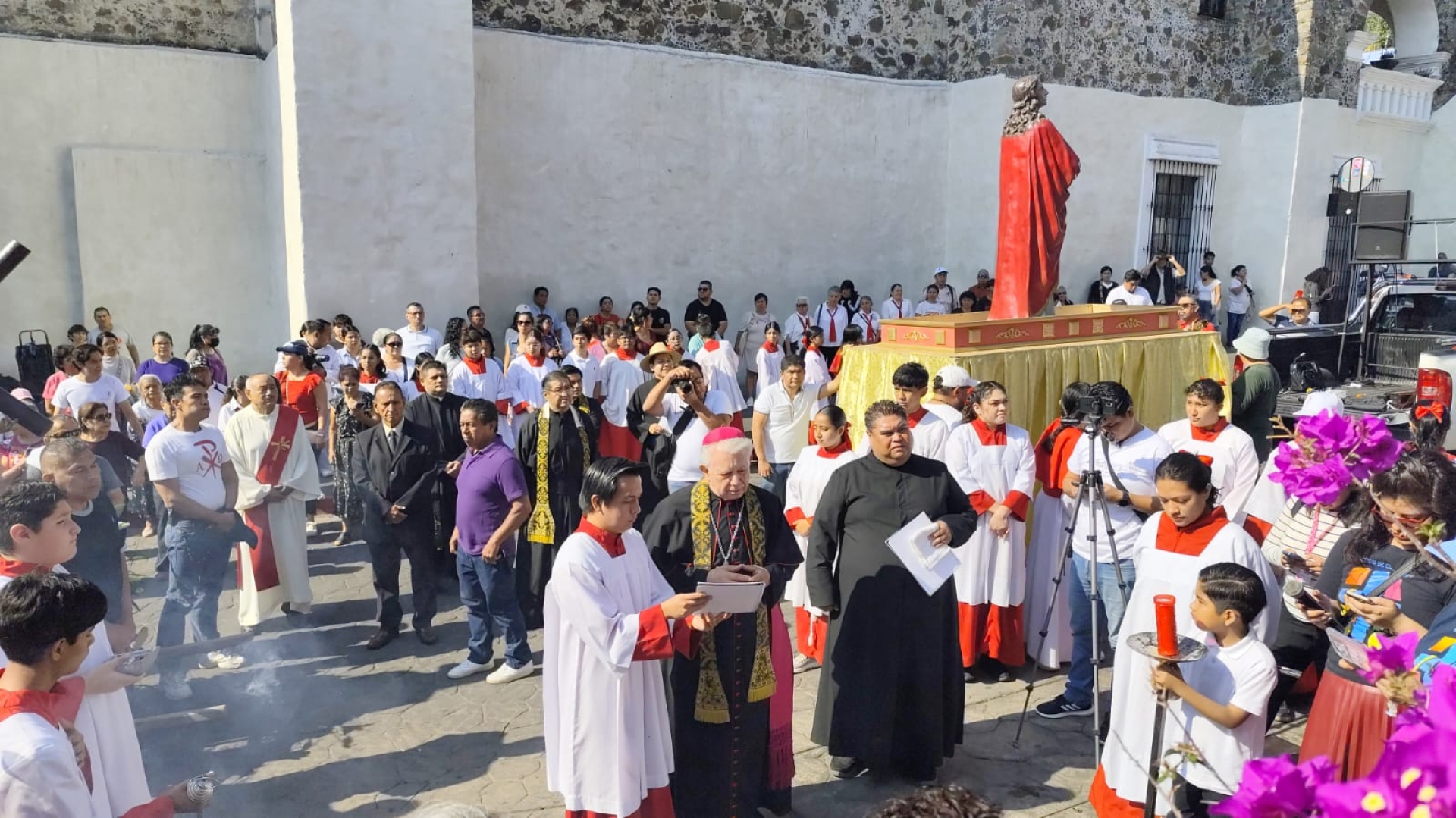 Encabeza obispo Ramón Castro viacrucis en el centro de Cuernavaca, este Viernes Santo