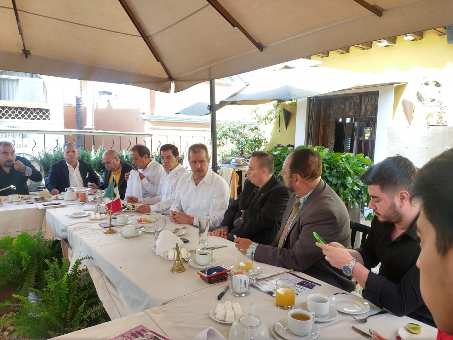 Se reúne asesor anticorrupción con la asociación 'Amigos de Cuauhnáhuac'