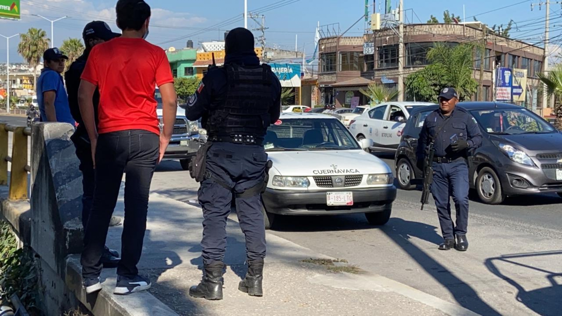 Hieren de bala a taxista en Acatlipa