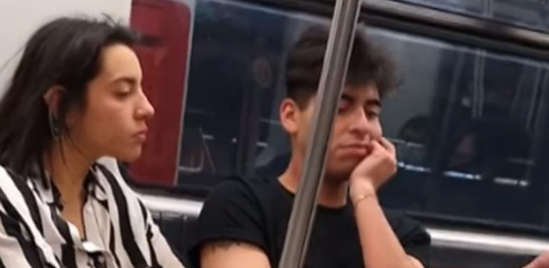 Jóvenes se niegan a usar cubrebocas en el Metro; golpea a policías