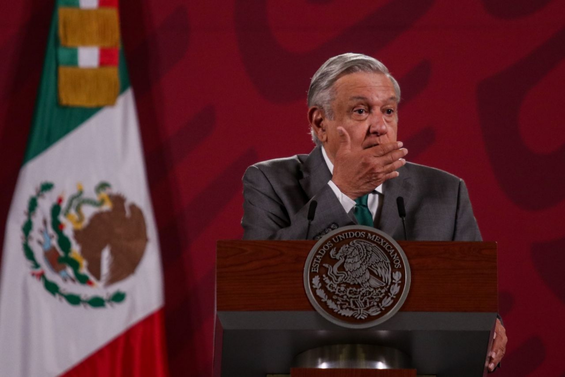 No se sabe "a ciencia cierta" si sirve el cubrebocas: AMLO