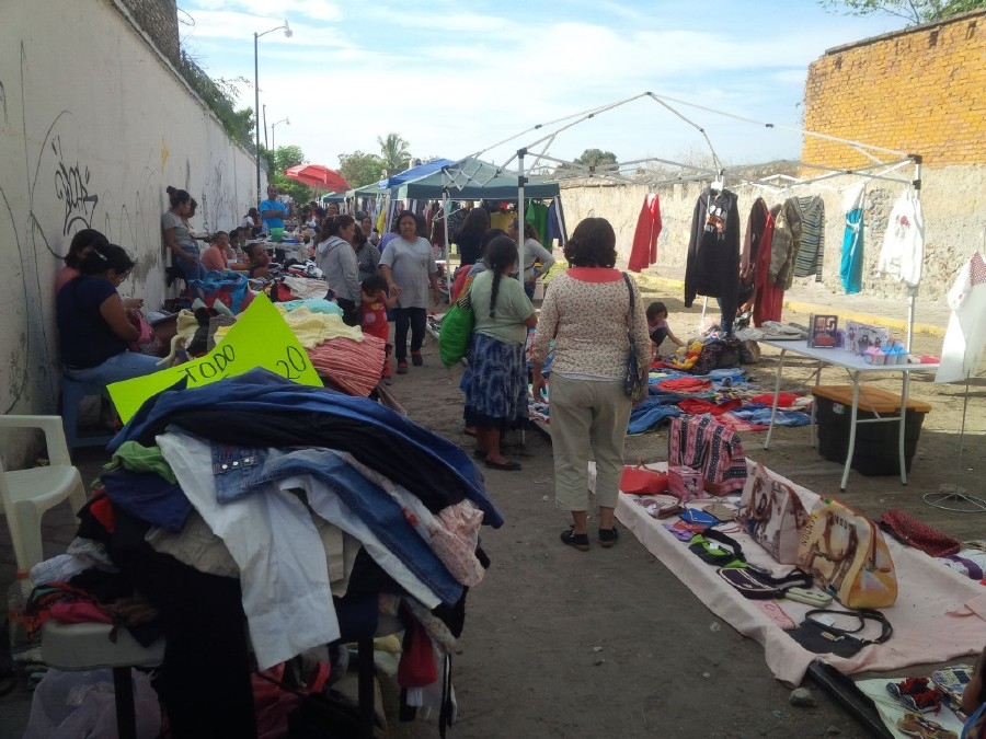 Buscan reubicar bazar que invade patios del Tren Escénico de Cuautla