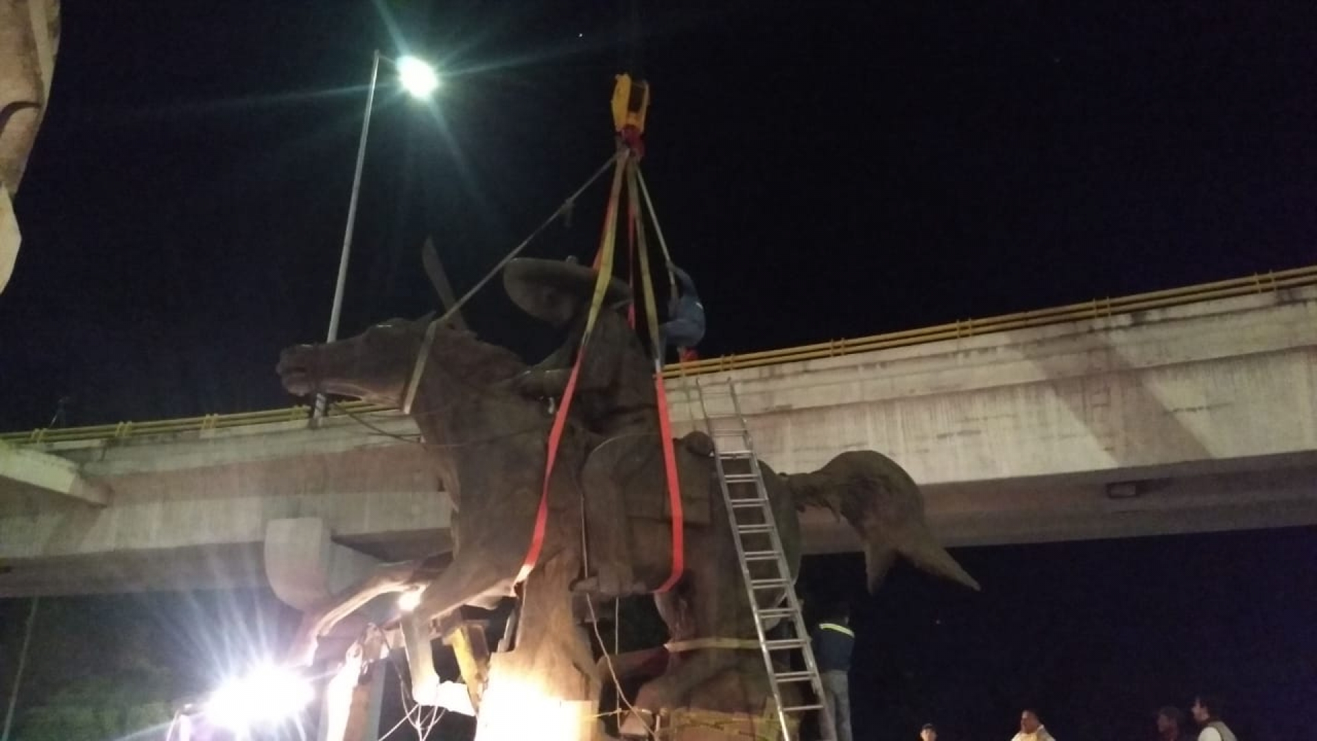 Inician obras de reubicación de la estatua de Emiliano Zapata