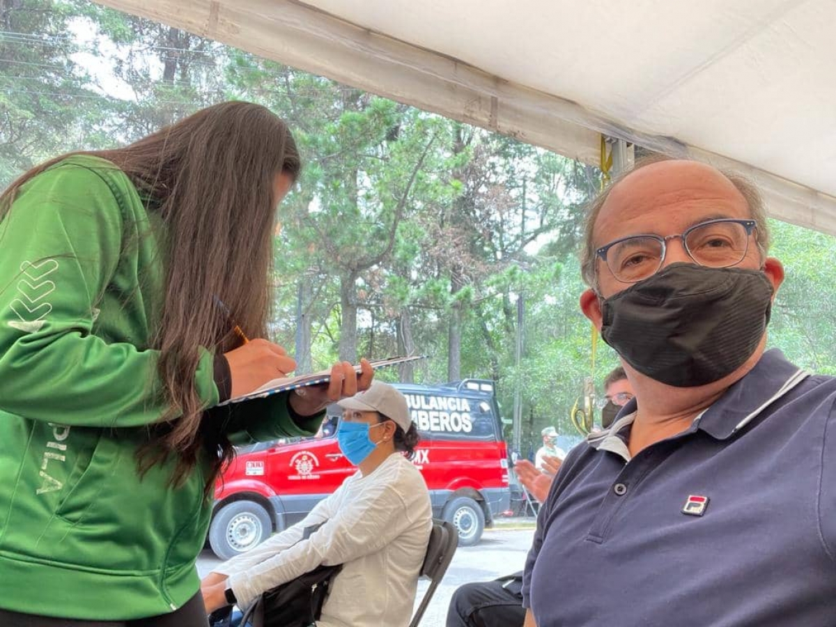 ¡Por fin le tocó! Felipe Calderón se vacuna contra COVID-19