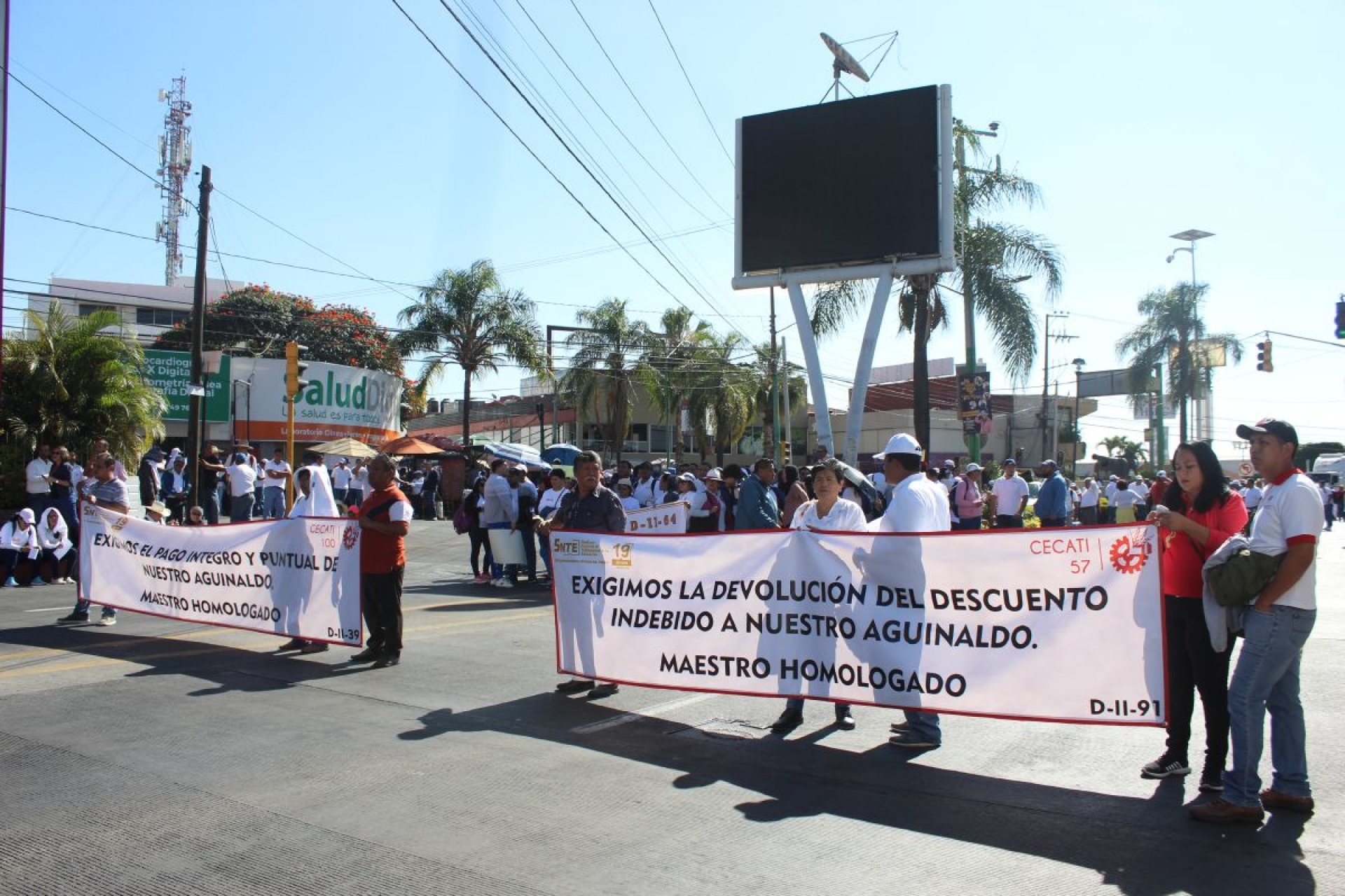 Protestan maestros por descuento en aguinaldo