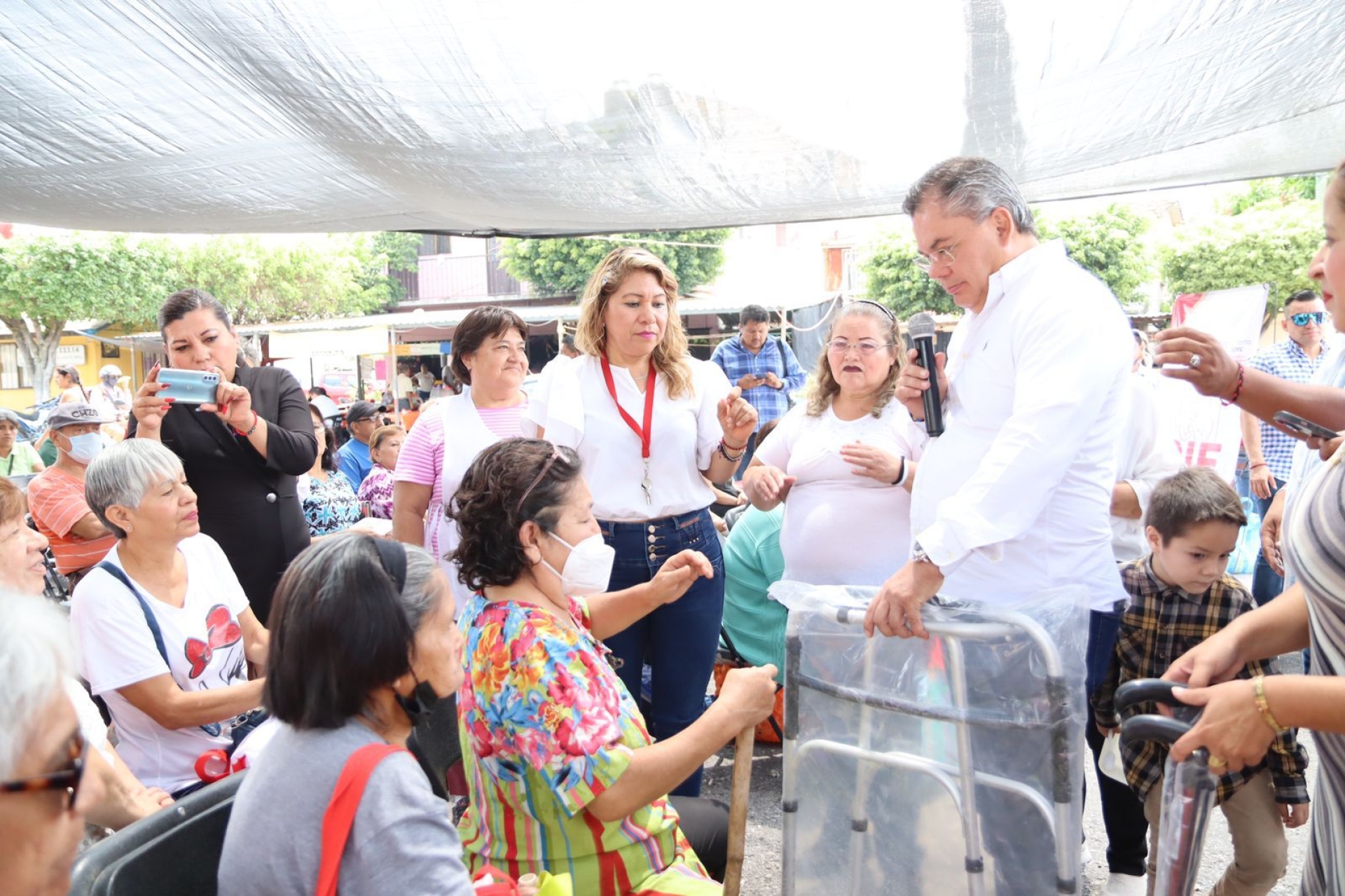 Alcalde de Jiutepec encabeza entrega de despensas a 120 vecinos de la UH El Paraje 'El Texcal'