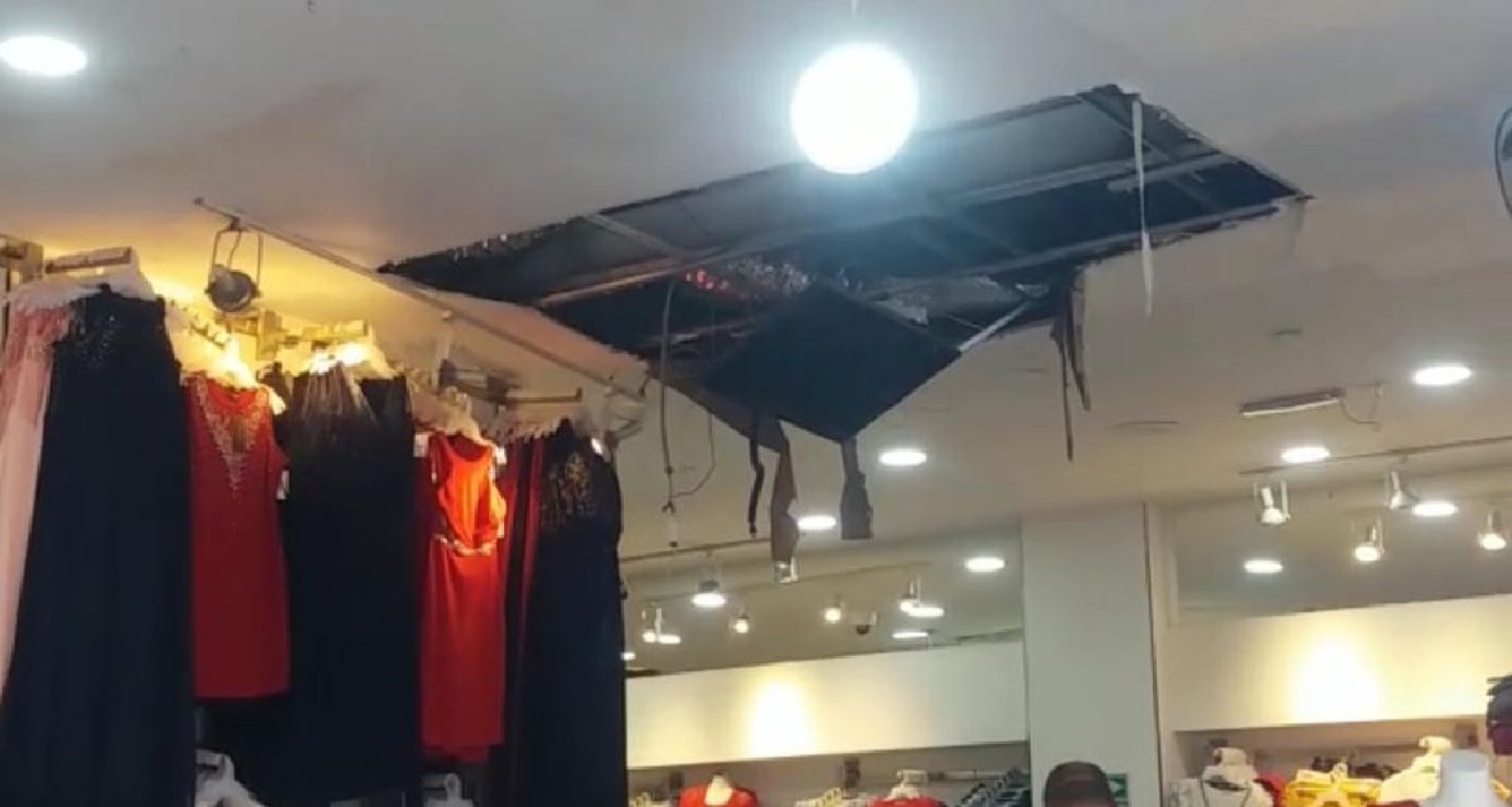 Se colapsa falso plafón en establecimiento del centro de Cuautla