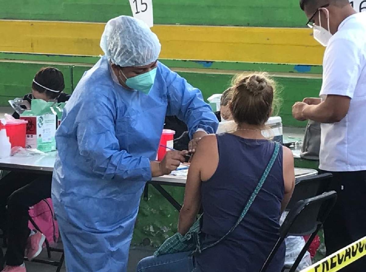 Aplicarán refuerzo de vacuna a personas de 50 a 59 años