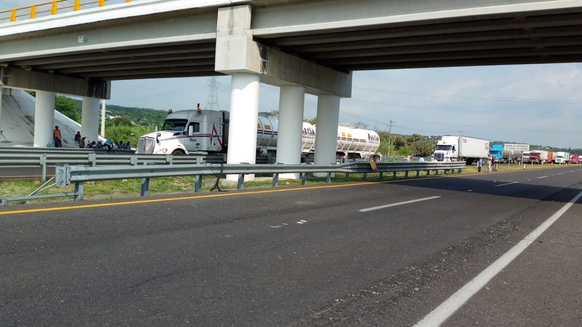 Liberan la autopista La Pera-Cuautla después de más de seis horas
