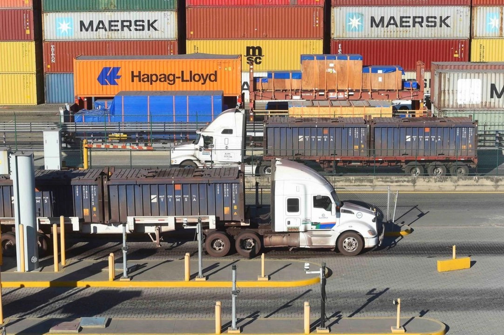 Tras bloqueo, reinicia operaciones la aduana de Manzanillo