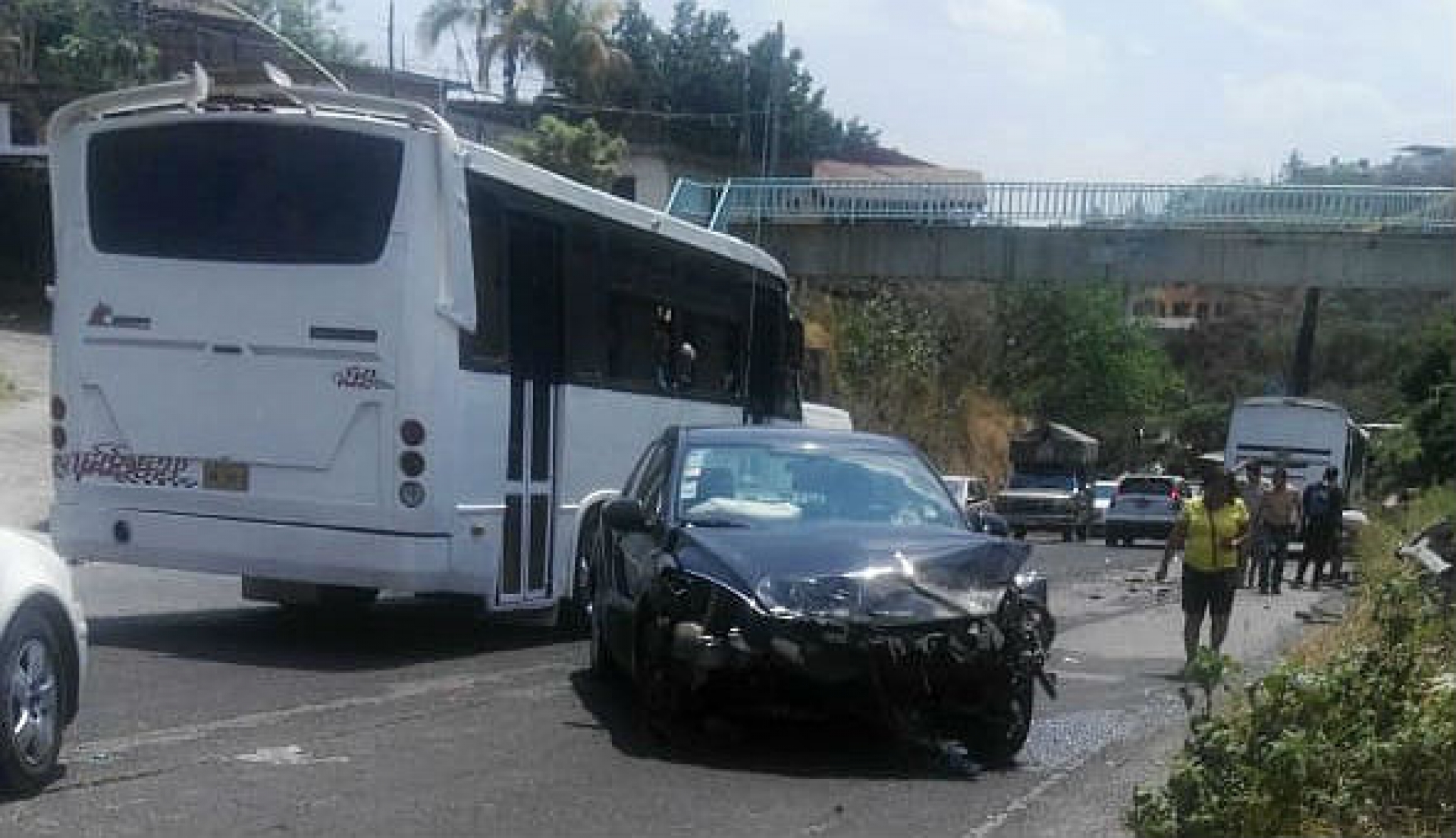 Se registra accidente entre ruta y automóvil en la carretera federal Cuernavaca-Acapulco