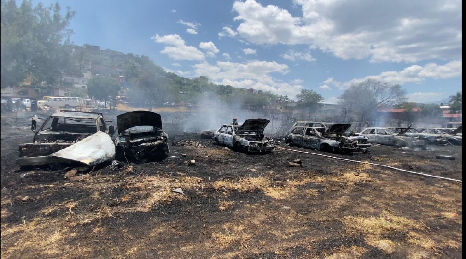 Se queman 19 vehículos en un corralón de Jiutepec
