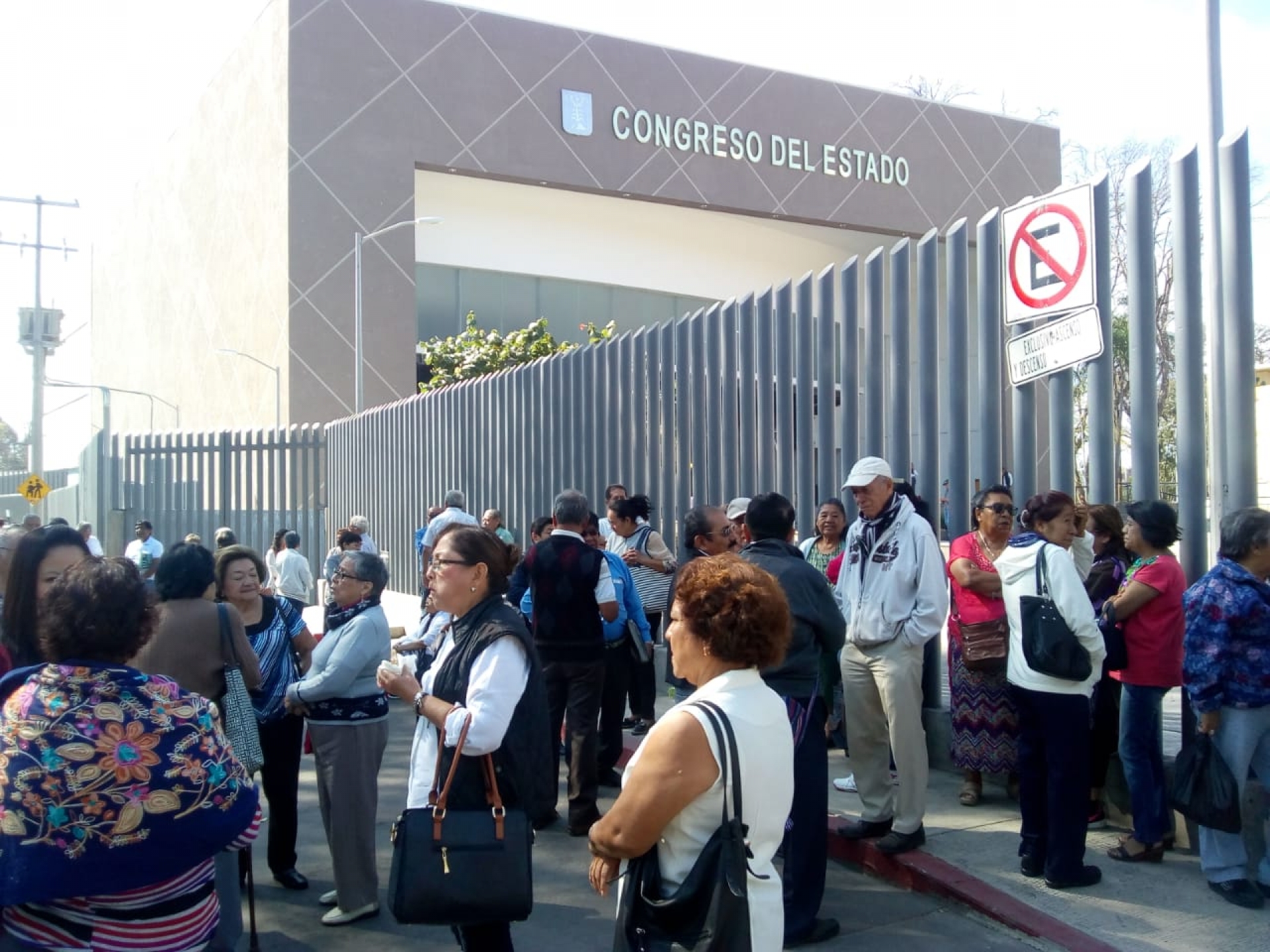 Protestan maestros jubilados afuera del Congreso local