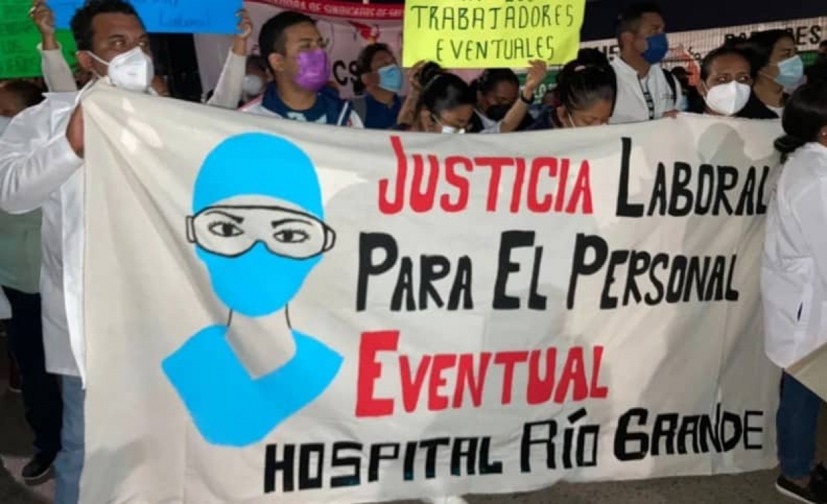 Trabajadores de la Salud protestan afuera de la "mañanera" de AMLO