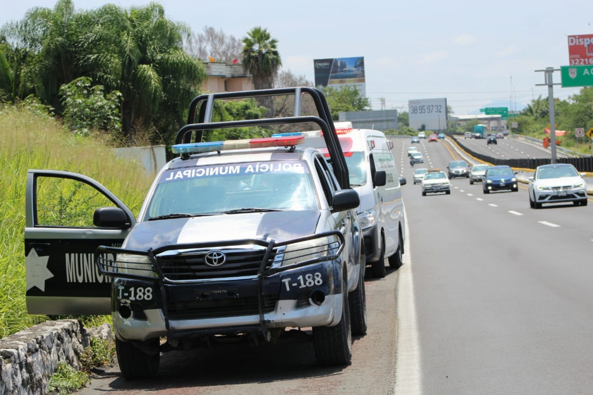 Encuentran el cadáver de un hombre a un costado de la autopista México-Acapulco