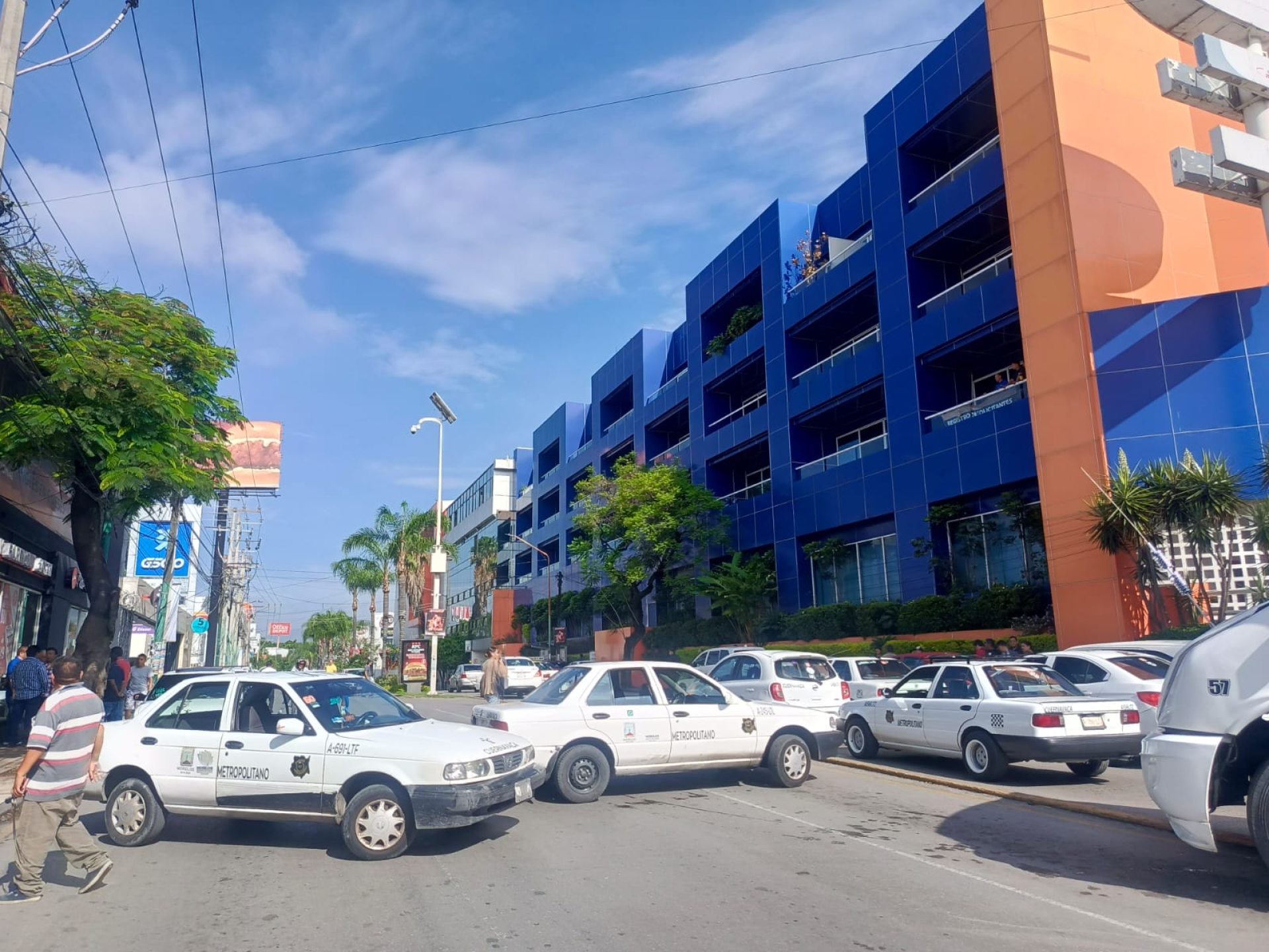 Taxistas se manifiestan en Cuernavaca; realizan bloqueos
