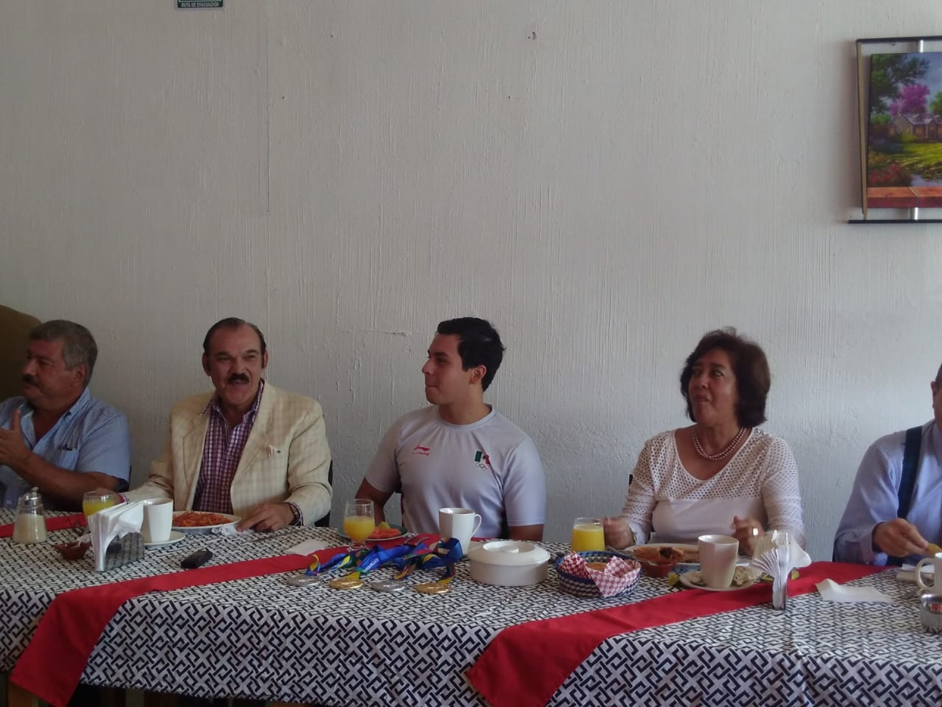 Entregan reconocimiento a Ricardo Vargas
