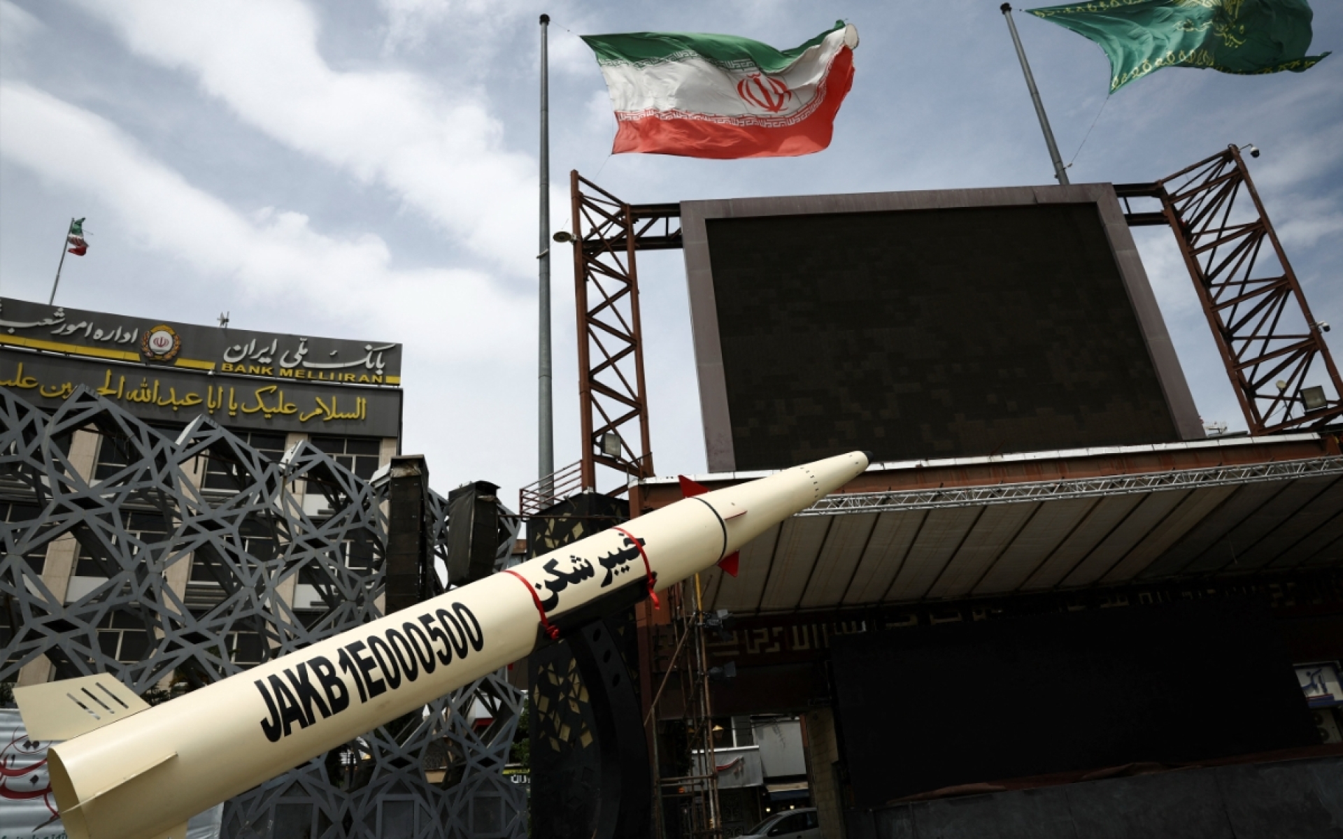 Estados Unidos e Irán intercambian ataques en el estrecho de Ormuz