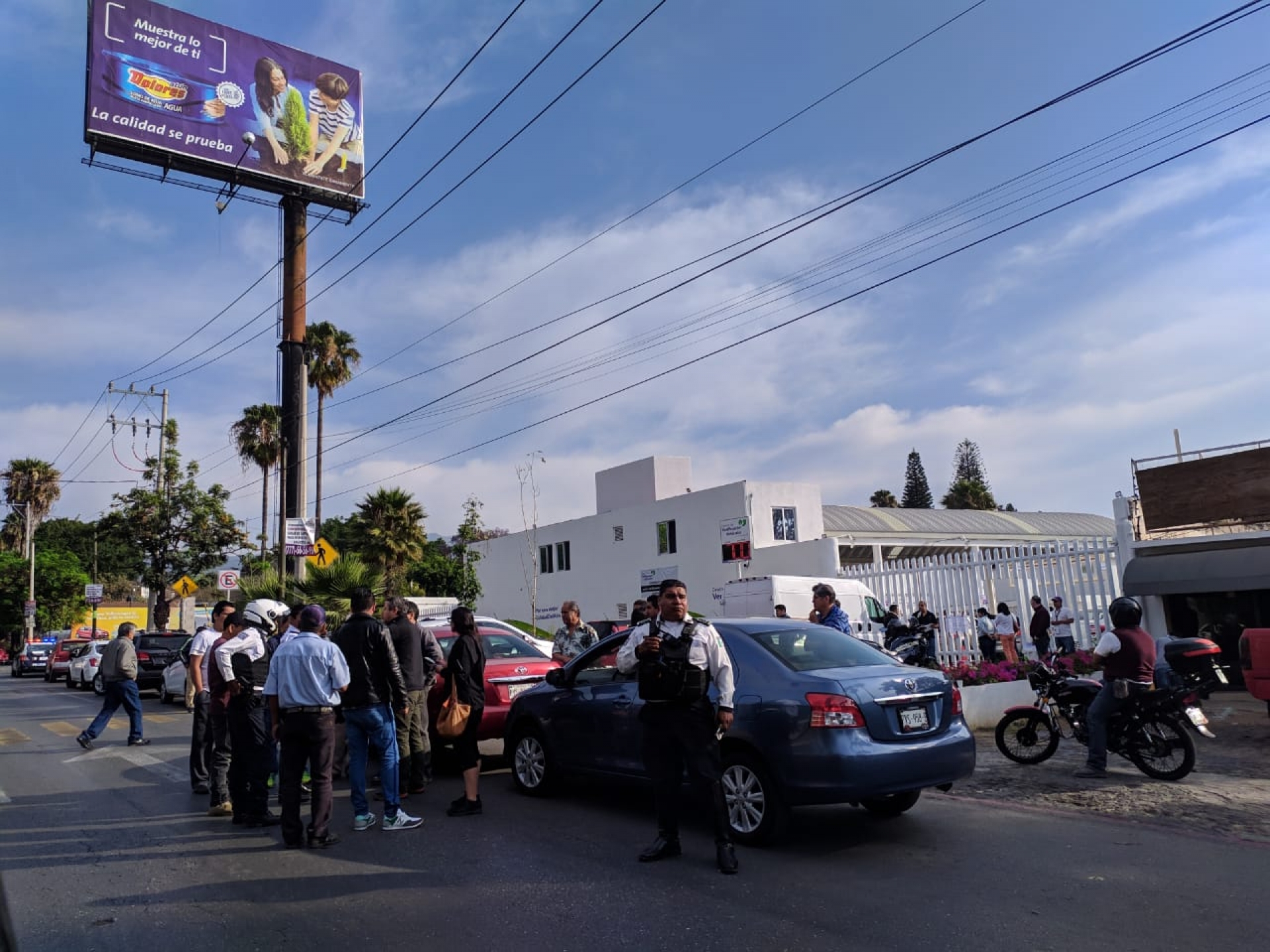 Caos en un verificentro en Cuernavaca, ubicado en avenida Domingo Diez
