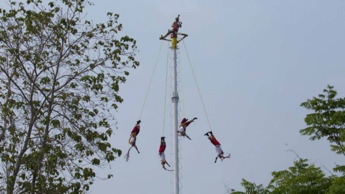 Voladores de Papantla se enredan en pleno vuelo