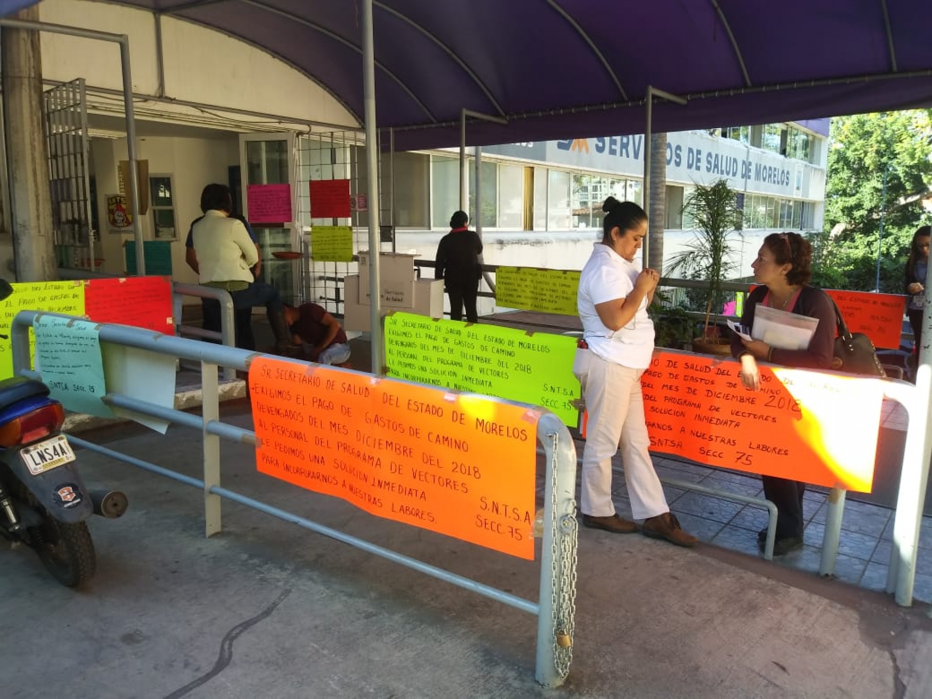 Protestan trabajadores del programa de 'Vectores'