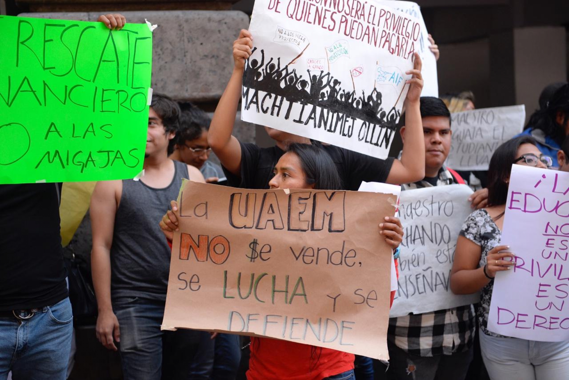 Se manifiestan universitarios frente a Palacio de Gobierno