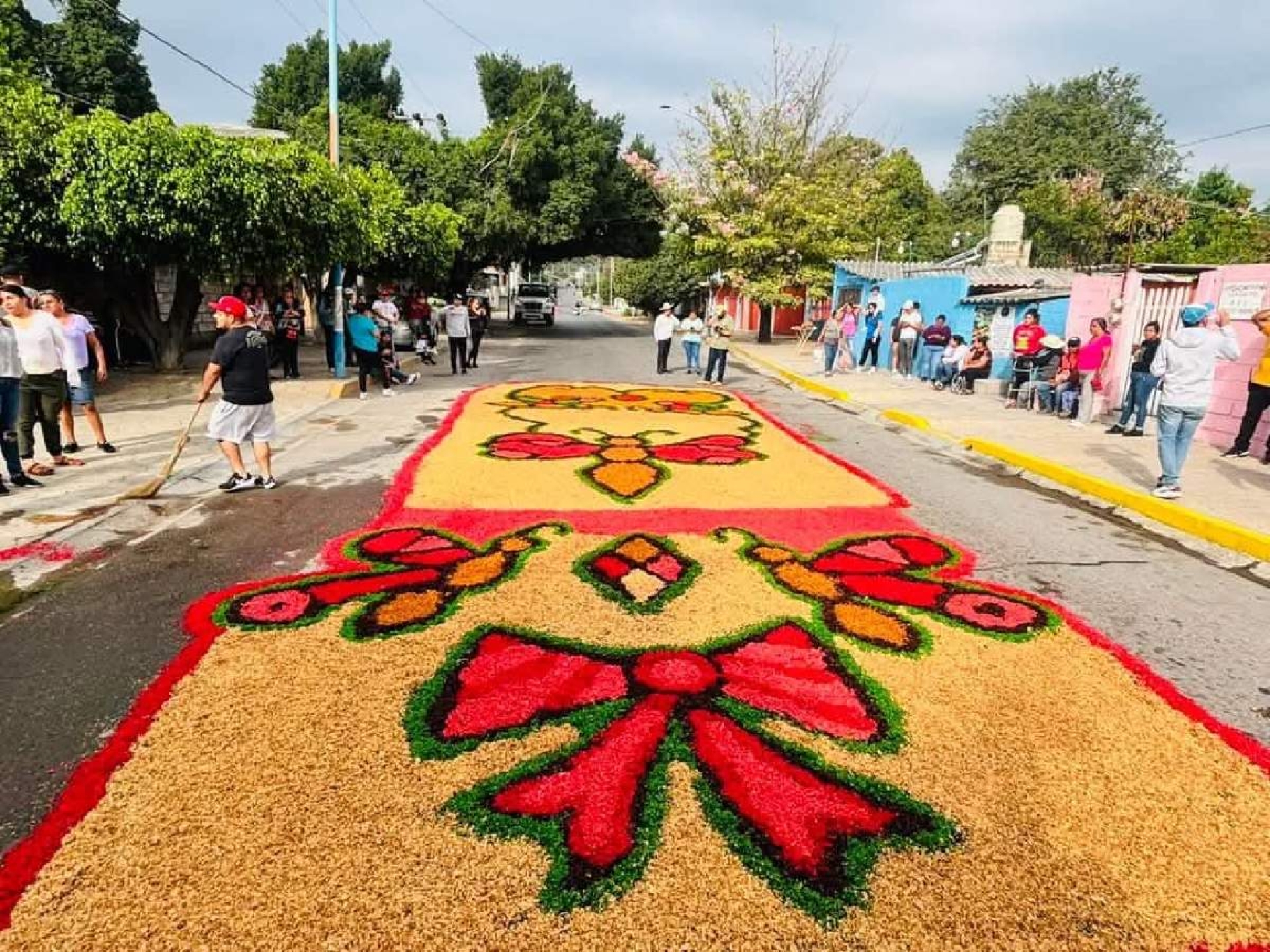 Con tapete artesanal, reciben a la virgen de la Candelaria en Mazatepec