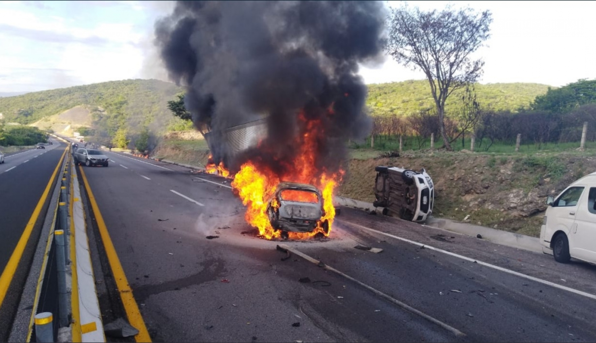 Choque múltiple e incendio en la autopista Cuernavaca - Acapulco