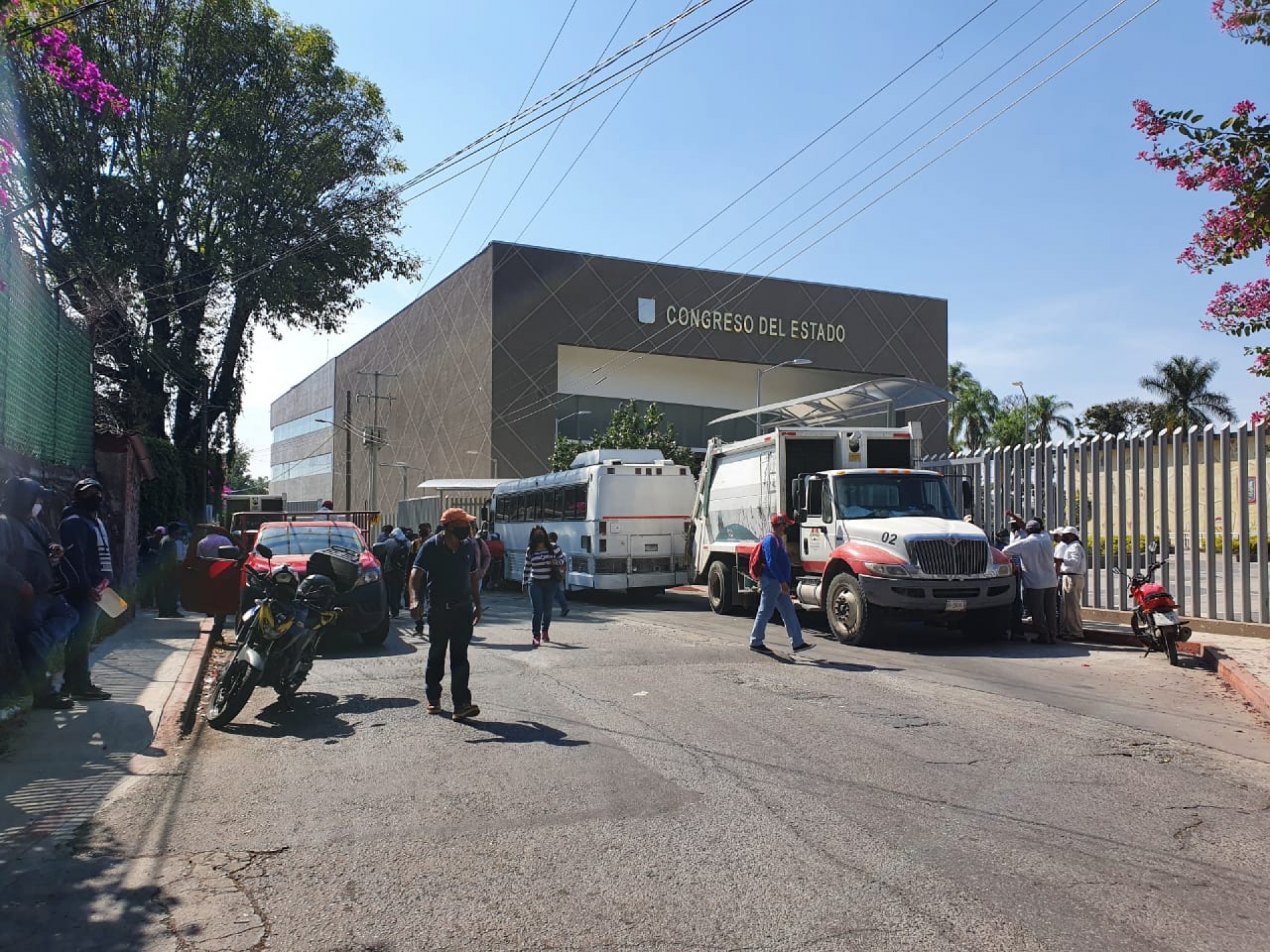 Trabajadores del Ayuntamiento de Puente de Ixtla protestan en el Congreso local