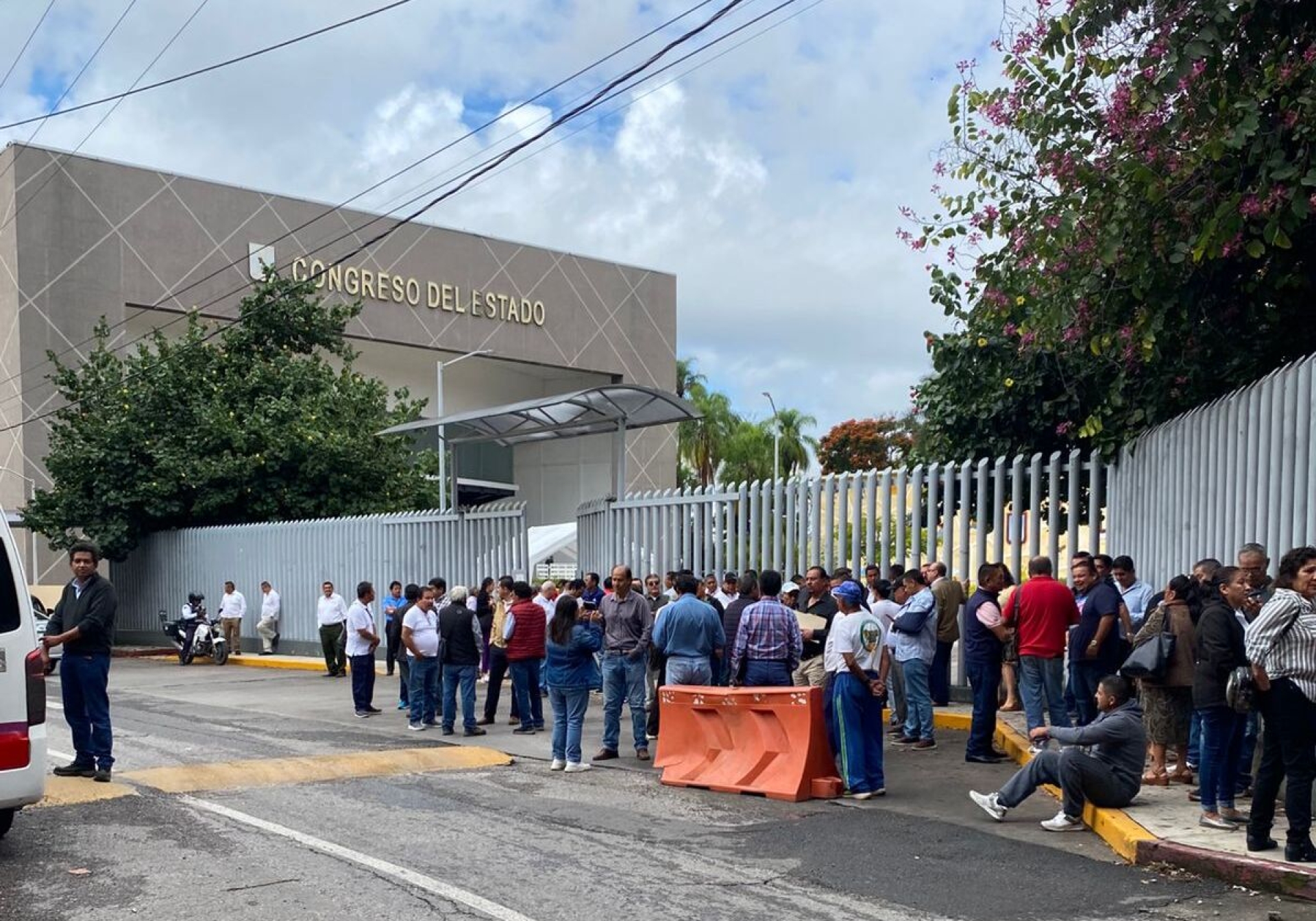 Se manifiestan pacíficamente transportistas ante Congreso local