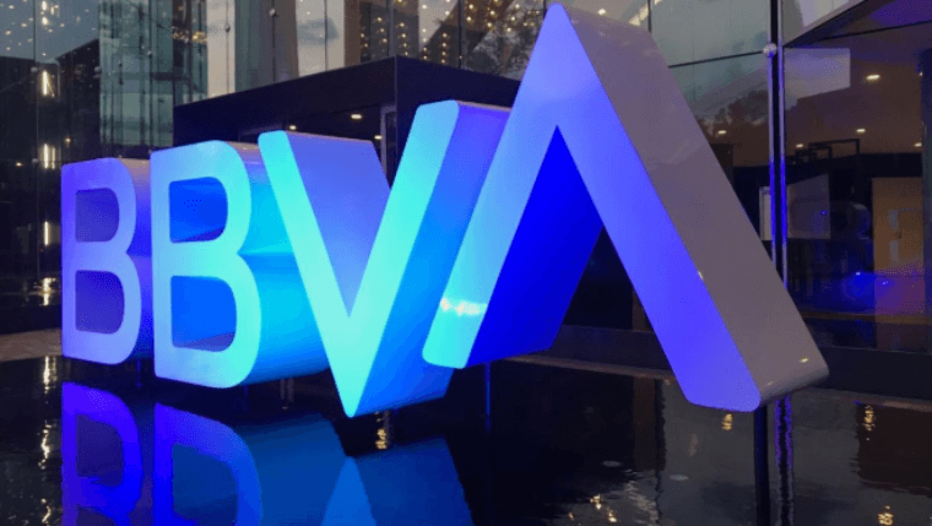 BBVA se pone al corriente con el SAT; acuerdan pago por 3,200 millones de pesos