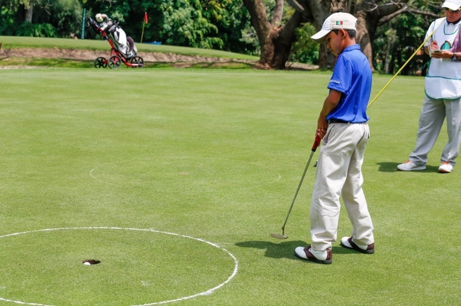 Siguen las emociones en el torneo de la Semana Mayor de golf
