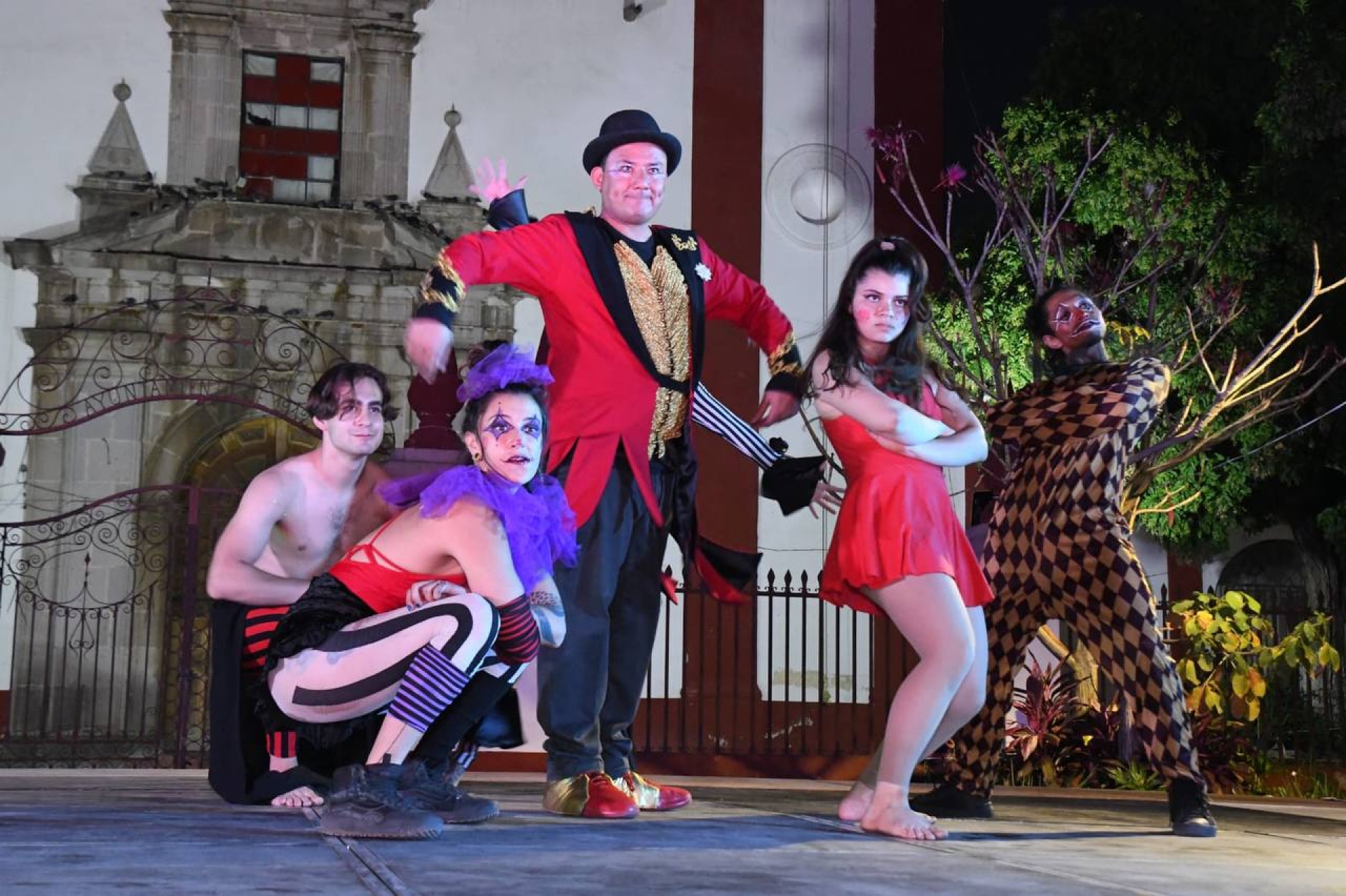 'Circandela Crew' desafía la gravedad con acrobacias y fuego