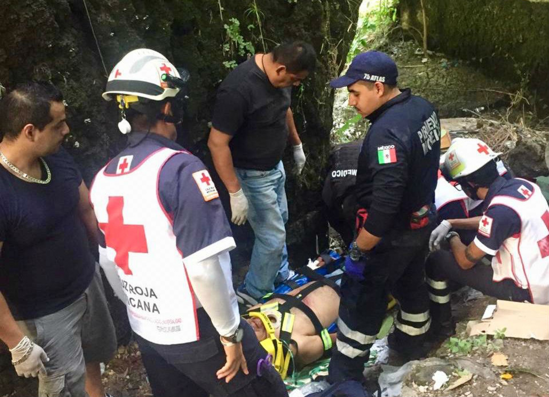 Rescatan a hombre que cayó a una barranca, en Cuautla
