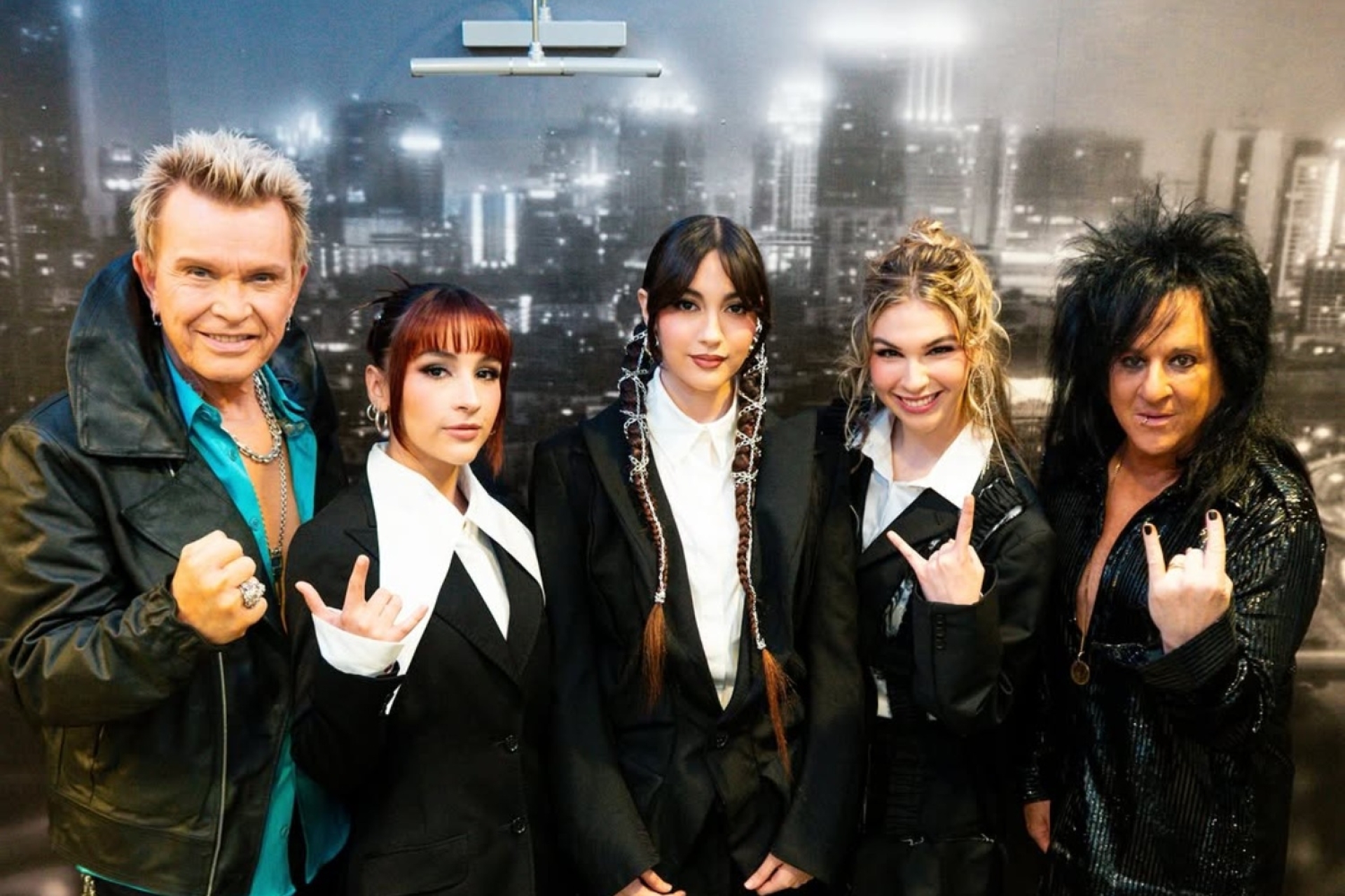 Billy Idol sorprende al unirse a The Warning con 'La Bamba' en una noche dedicada a la música latina