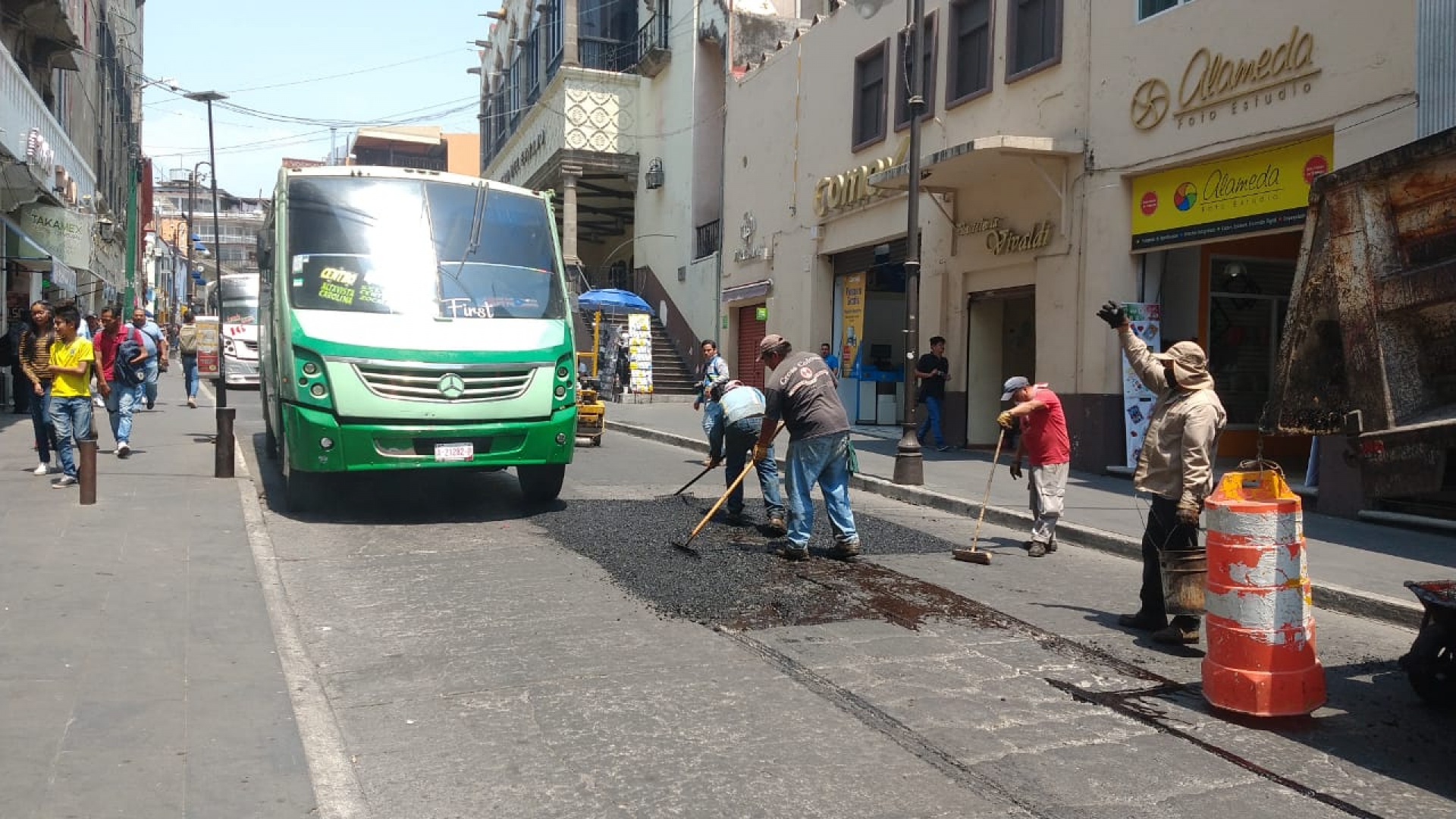 Realizan bacheo en la calle Matamoros del centro de Cuernavaca