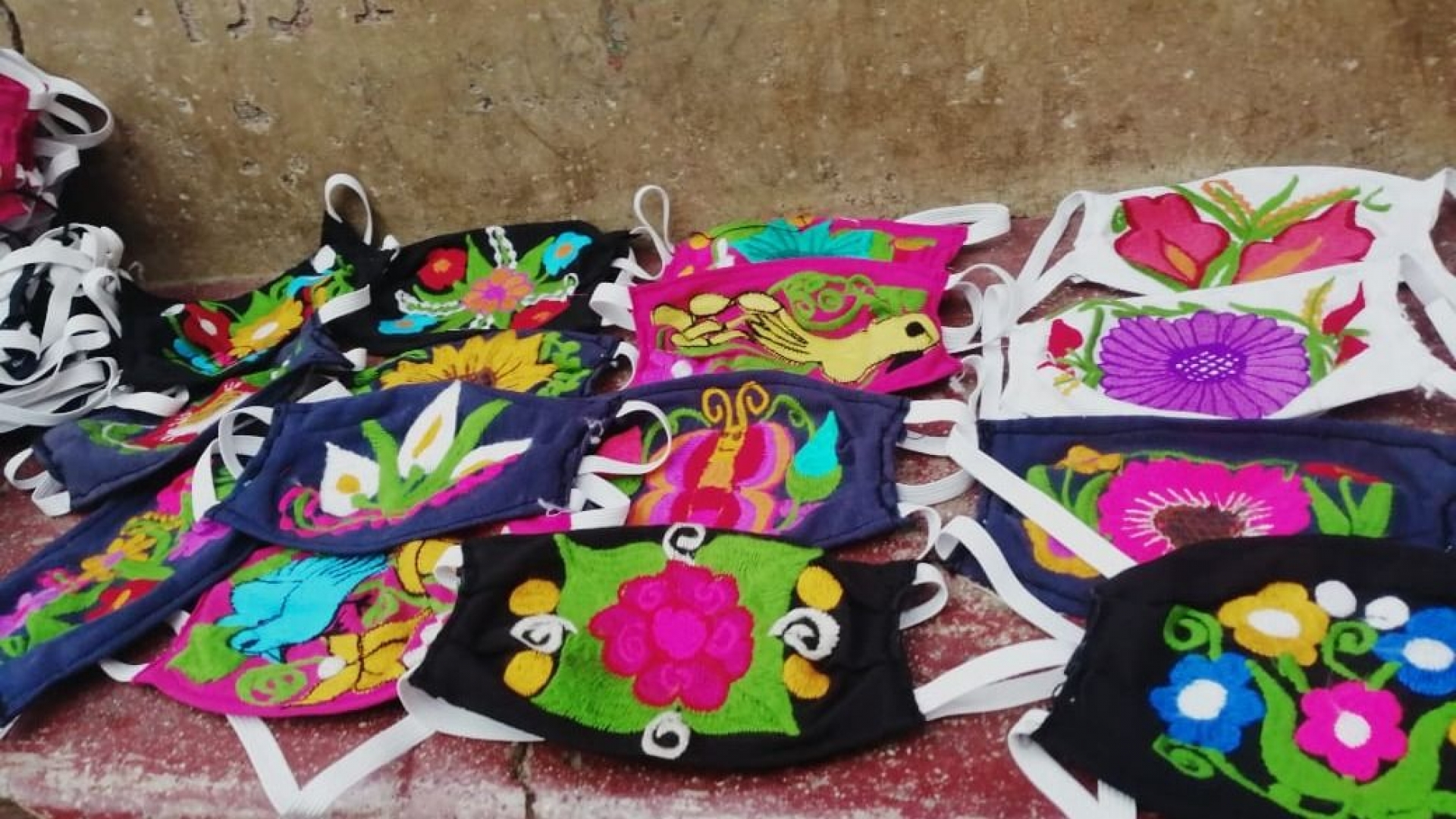 Artesanas mexicanas diseñan cubrebocas para la pandemia