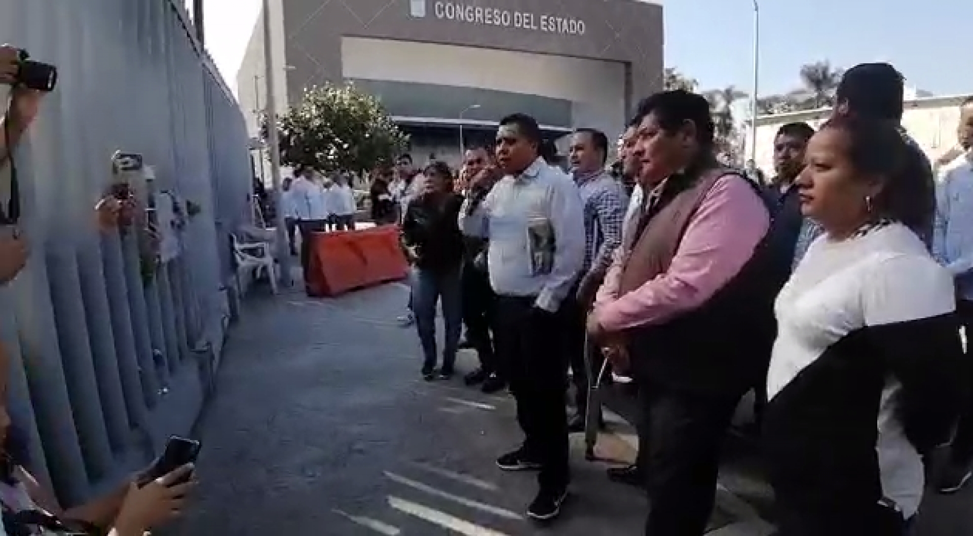 Se manifiestan ediles en el Congreso local