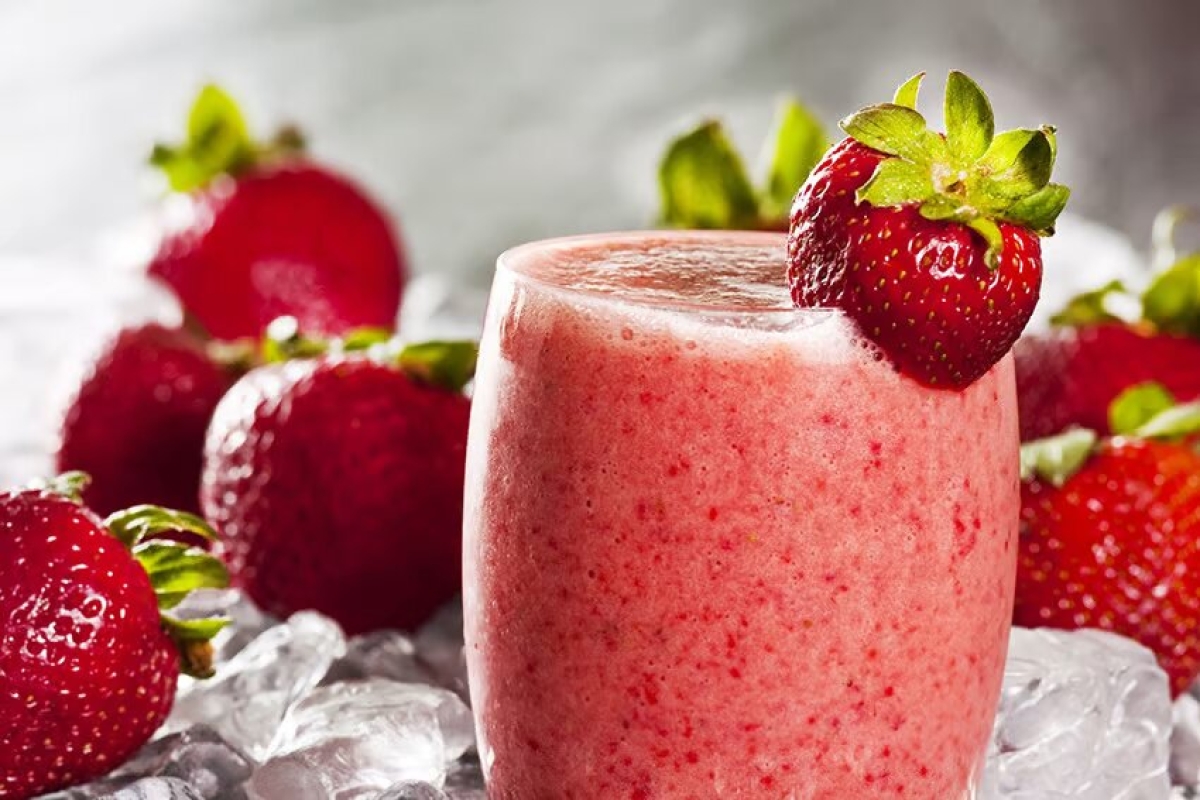 Smoothie de fresas con crema de coco para disfrutar en la tarde cálida