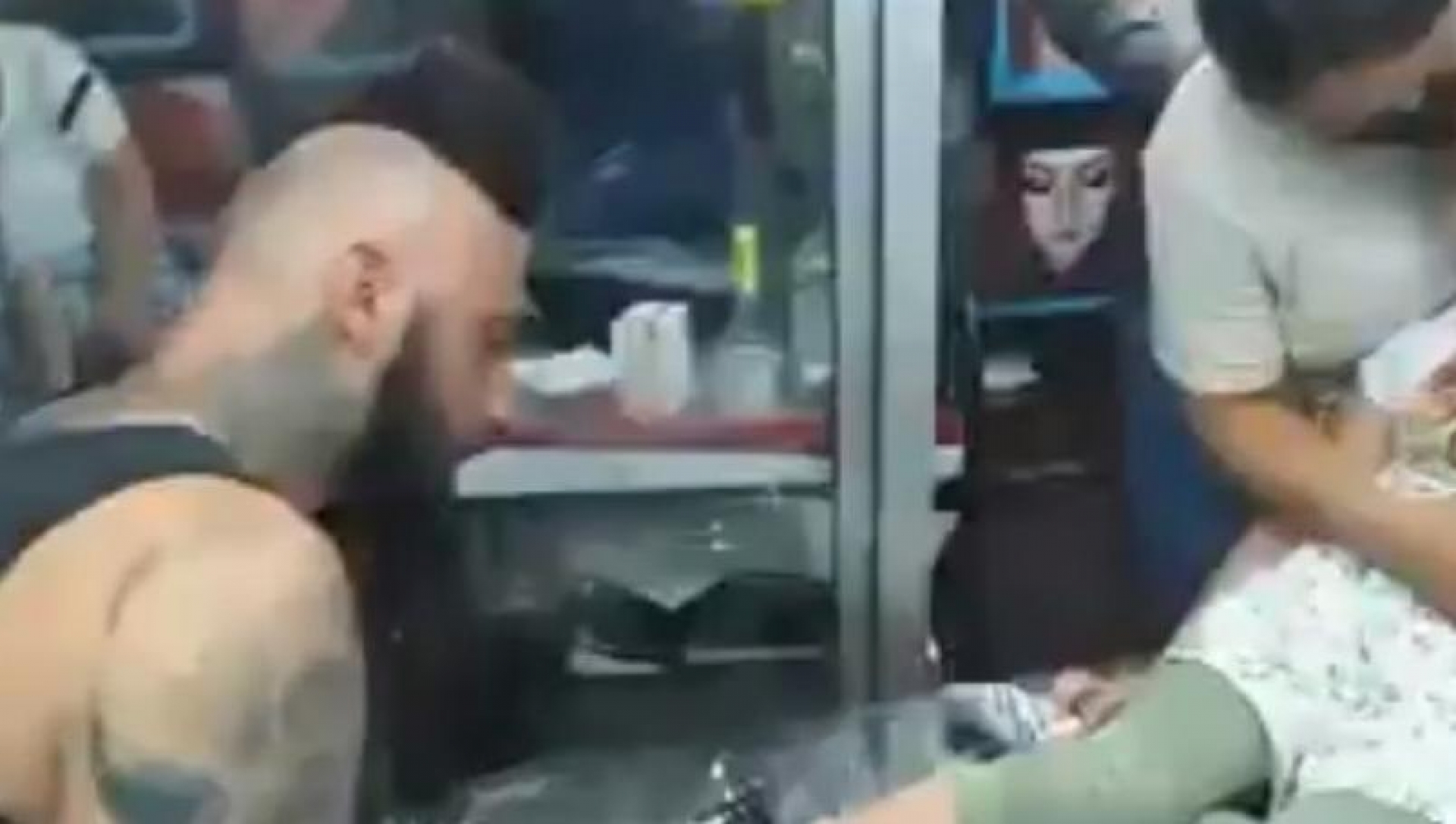 Niña es llevada a tatuarse por sus padres